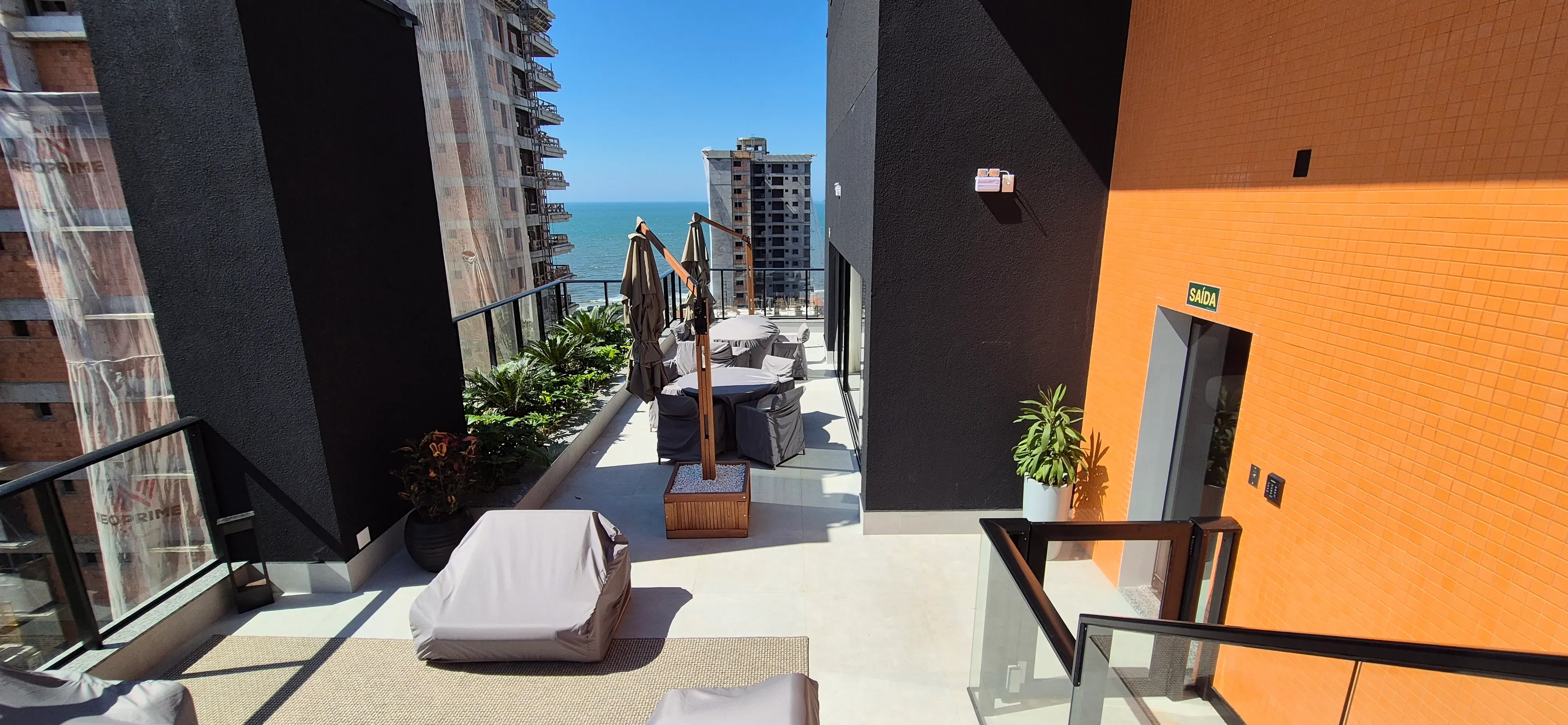 Apartamento com 4 dormitórios sendo 4 suítes e 2 vagas de garagem em Porto Belo/SC