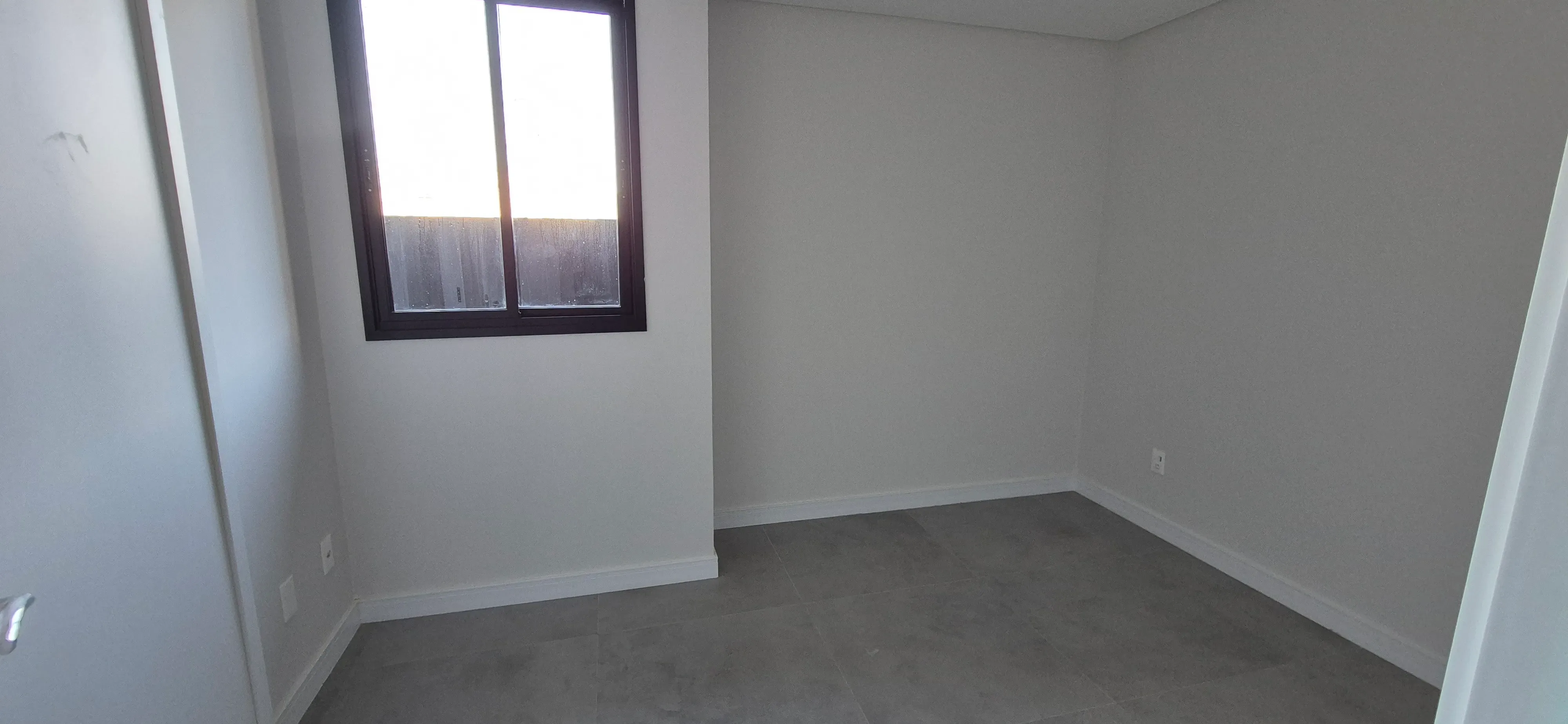 Apartamento com 4 dormitórios sendo 4 suítes e 2 vagas de garagem em Porto Belo/SC