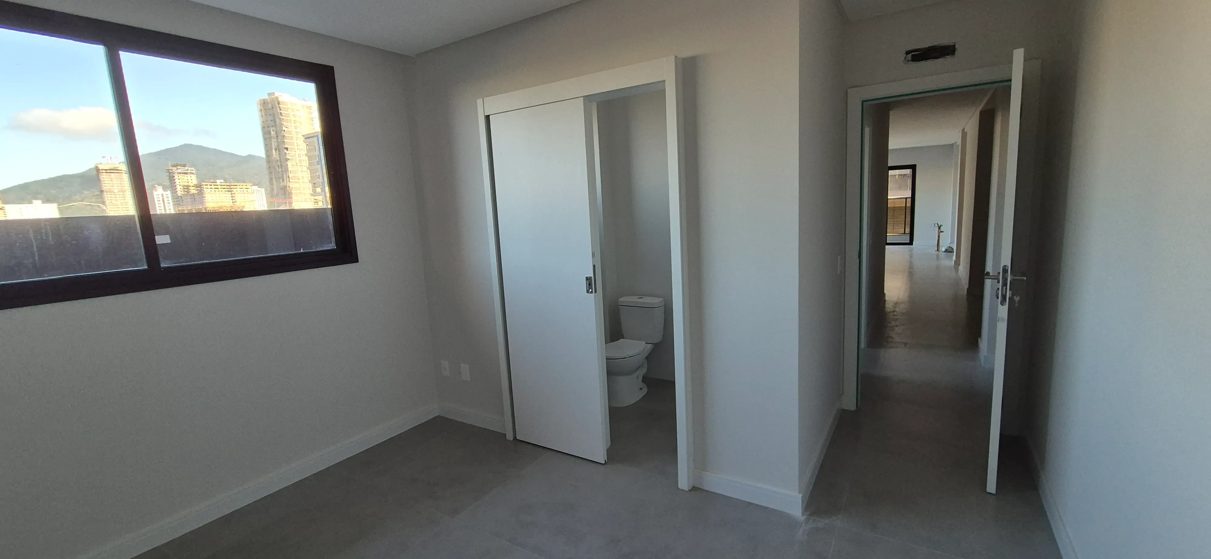 Apartamento com 4 dormitórios sendo 4 suítes e 2 vagas de garagem em Porto Belo/SC