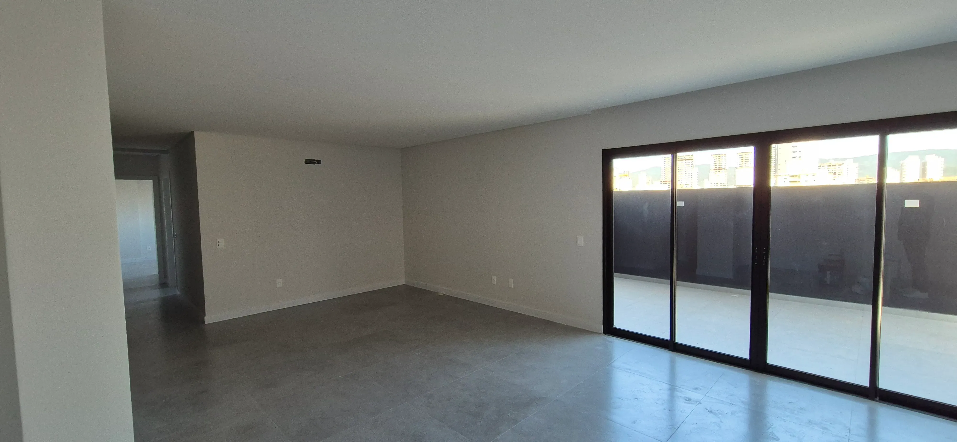 Apartamento com 4 dormitórios sendo 4 suítes e 2 vagas de garagem em Porto Belo/SC