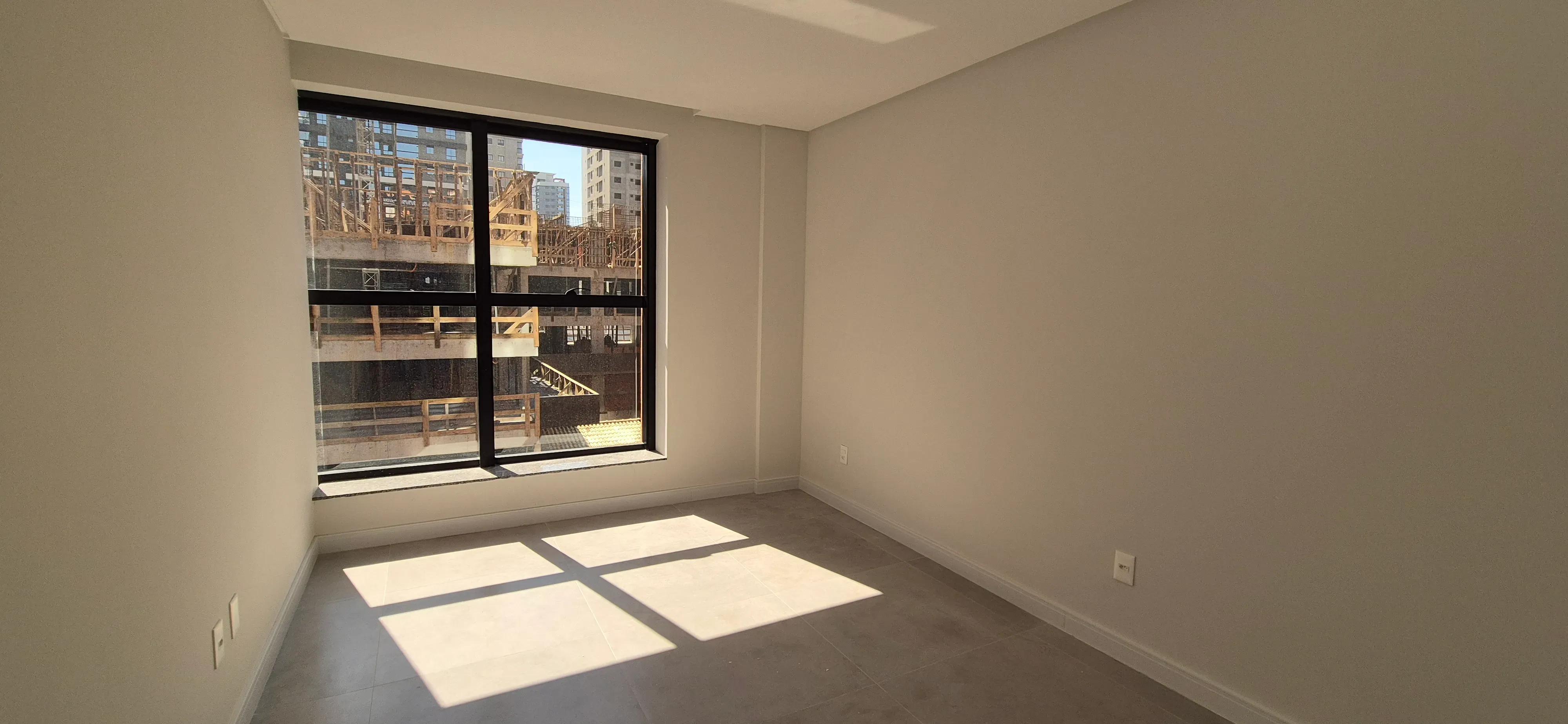 Apartamento com 4 dormitórios sendo 4 suítes e 2 vagas de garagem em Porto Belo/SC