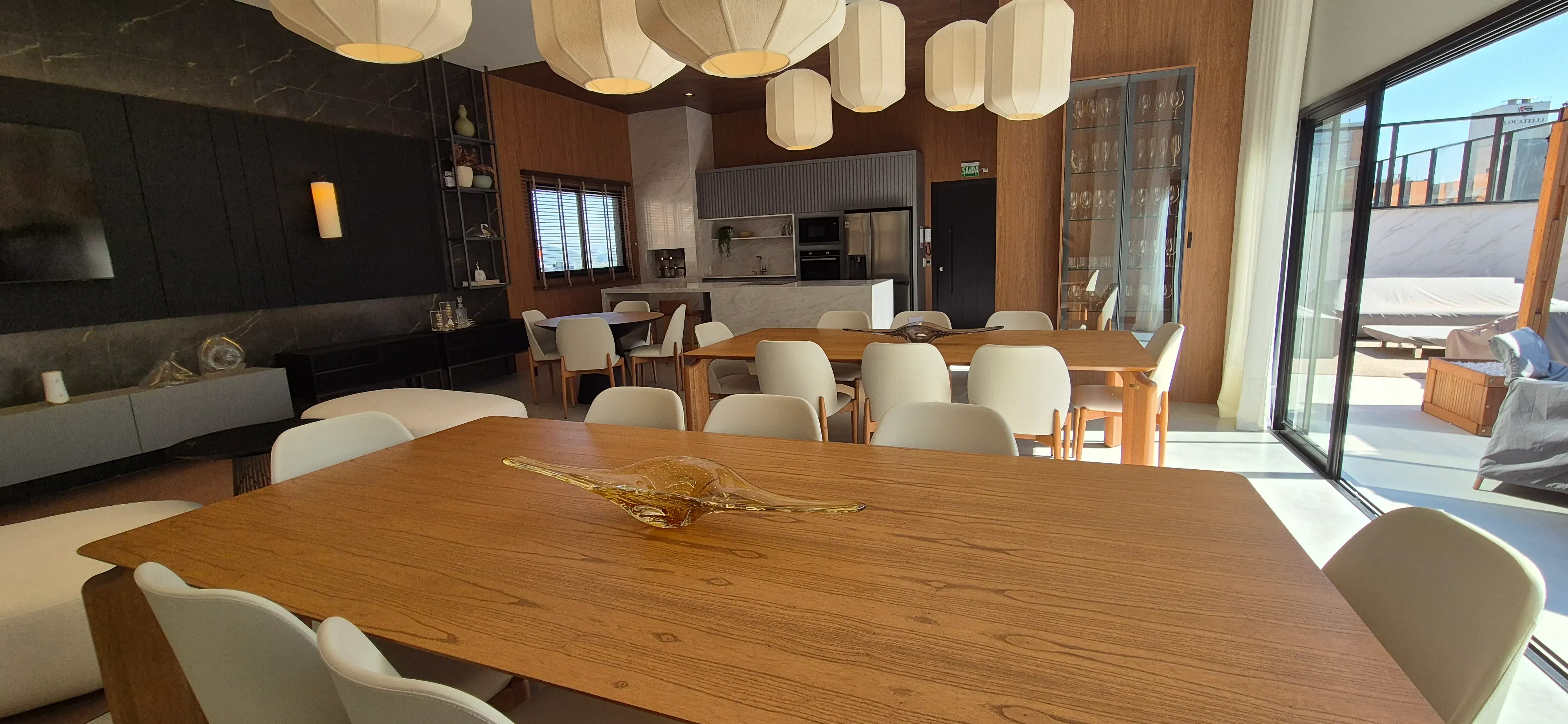 Apartamento com 4 dormitórios sendo 4 suítes e 2 vagas de garagem em Porto Belo/SC