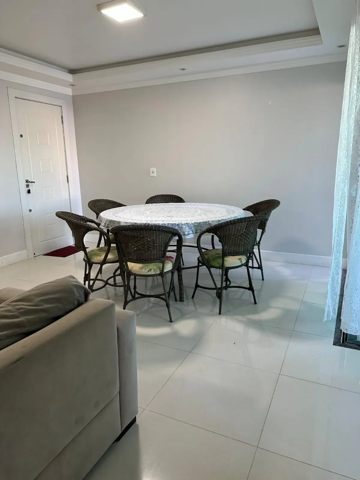 Apartamento com 2 dormitórios sendo 1 suíte e 1 vaga de garagem em Porto Belo/SC