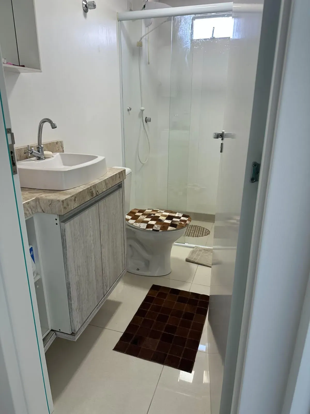 Apartamento com 2 dormitórios sendo 1 suíte e 1 vaga de garagem em Porto Belo/SC