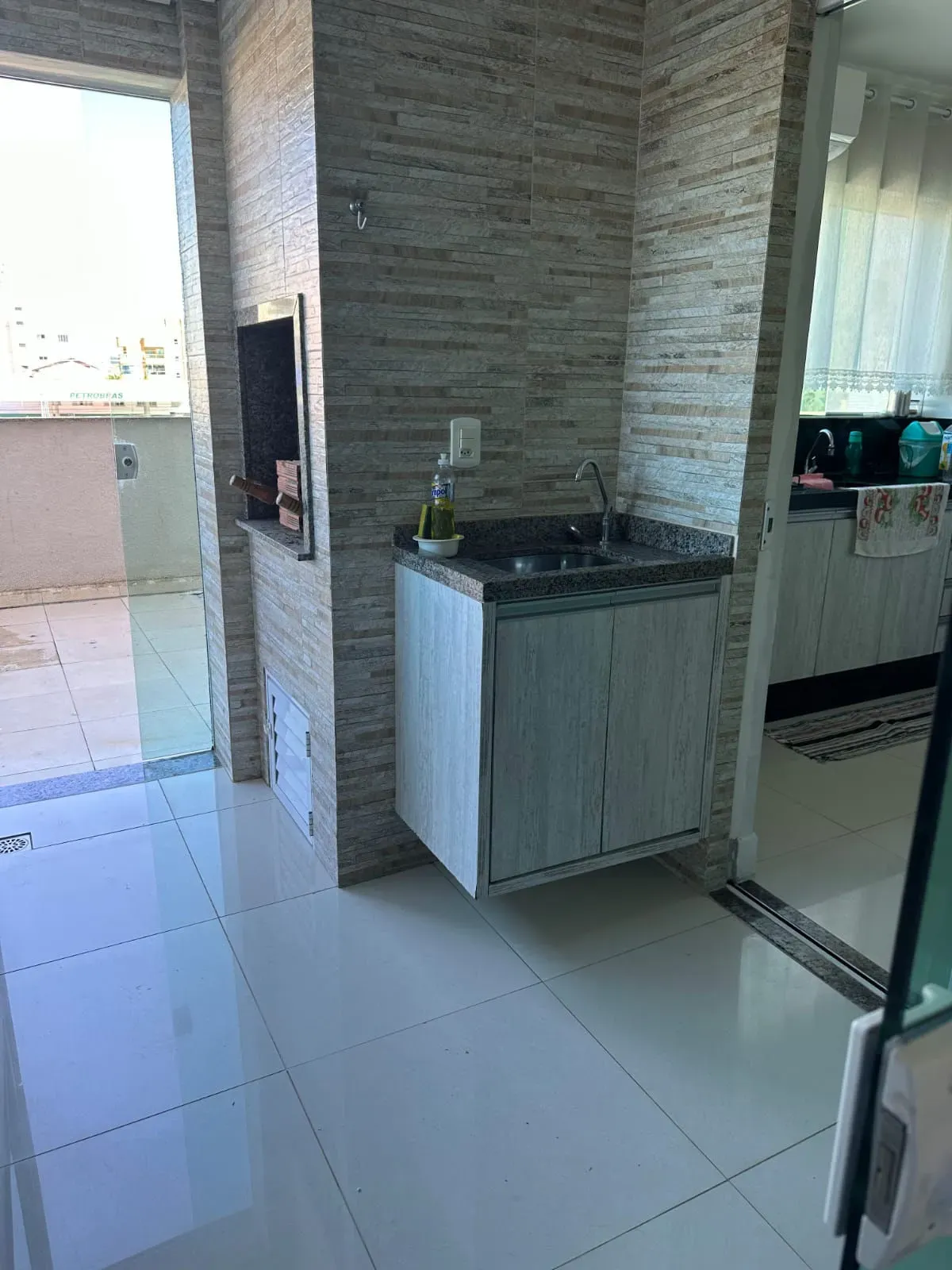 Apartamento com 2 dormitórios sendo 1 suíte e 1 vaga de garagem em Porto Belo/SC