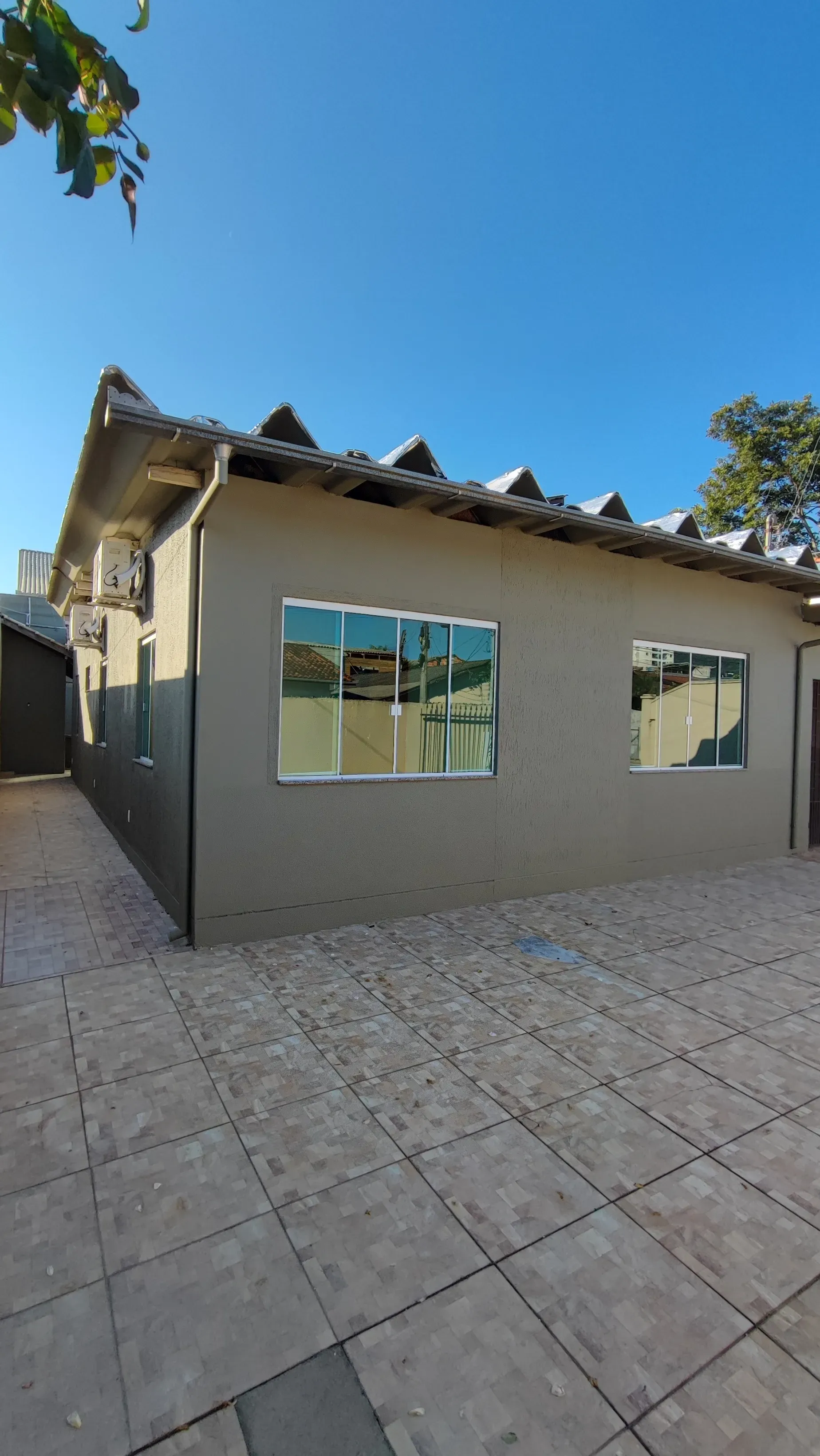 Casa com 3 dormitórios sendo 1 suíte e 2 vagas de garagem no bairro são Judas Itajai/SC