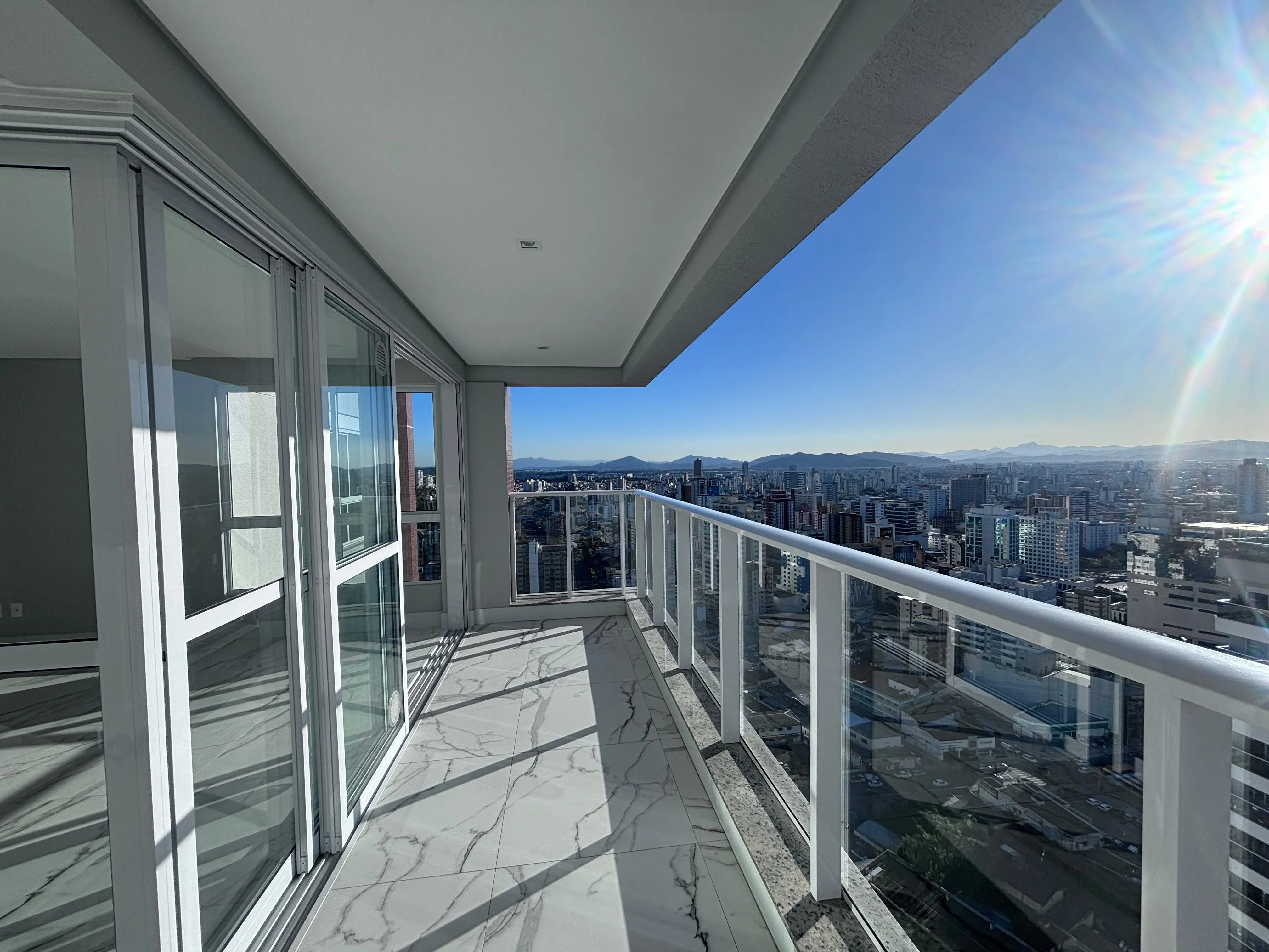 Apartamento com 3 suítes e 3 Vagas de Garagem no Centro Itajaí/SC