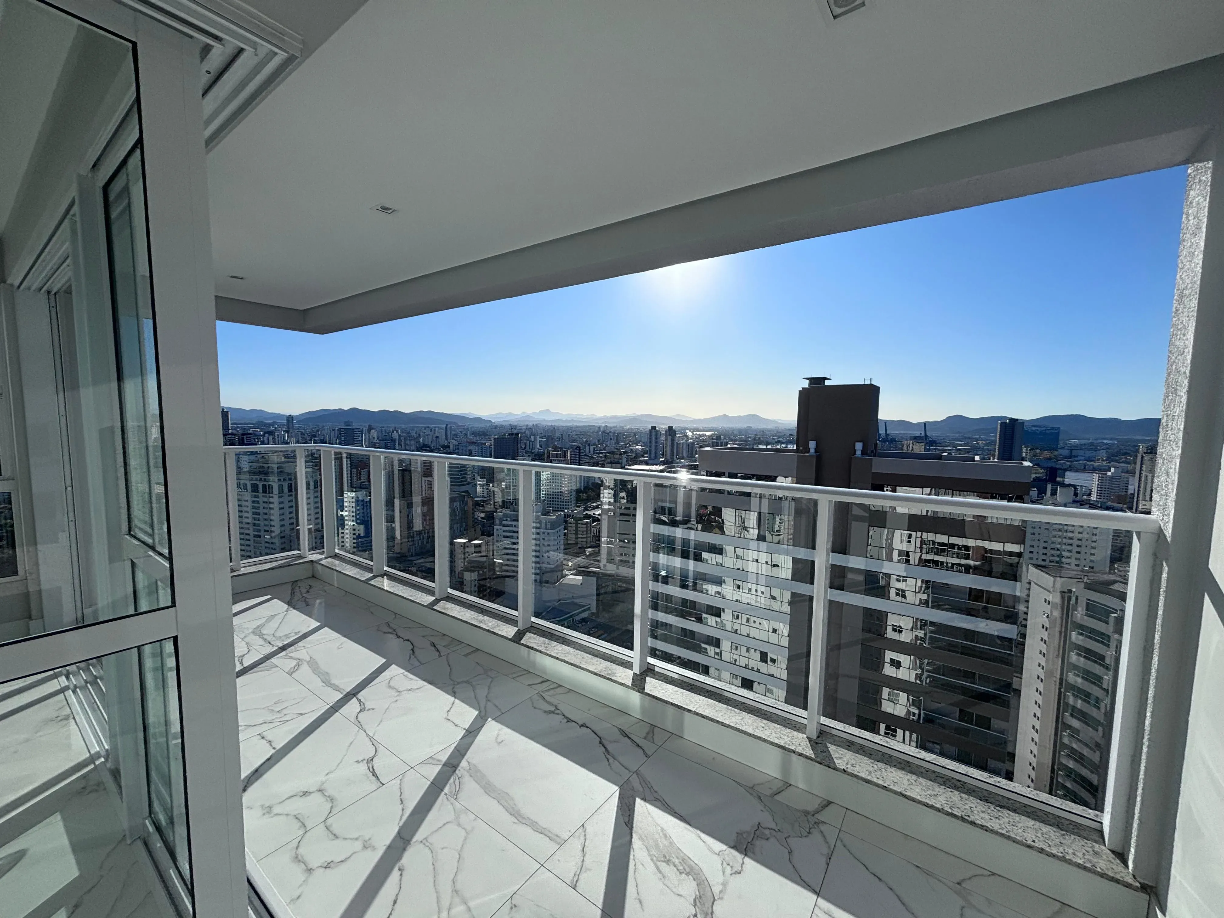 Apartamento com 3 suítes e 3 Vagas de Garagem no Centro Itajaí/SC