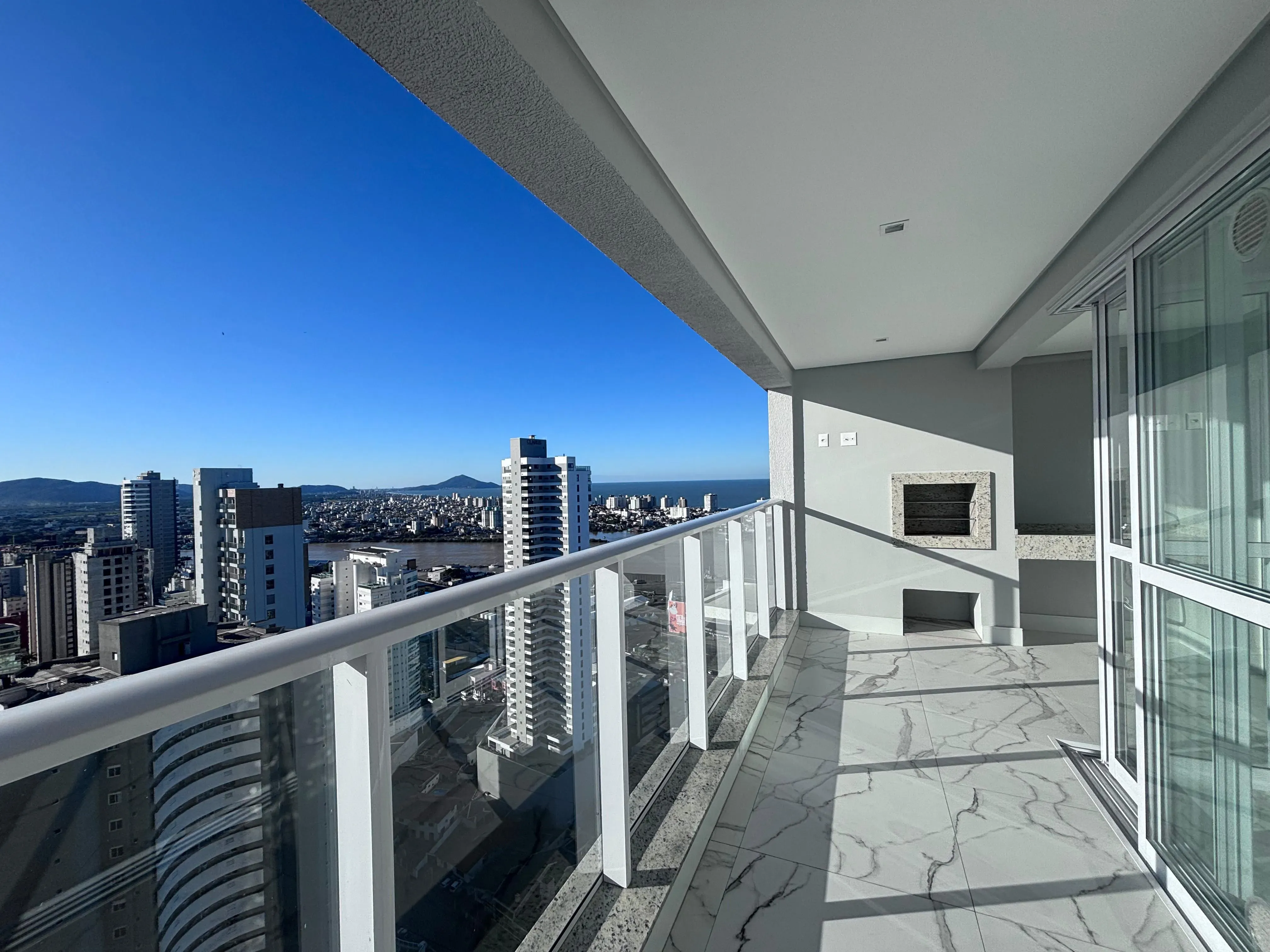 Apartamento com 3 suítes e 3 Vagas de Garagem no Centro Itajaí/SC