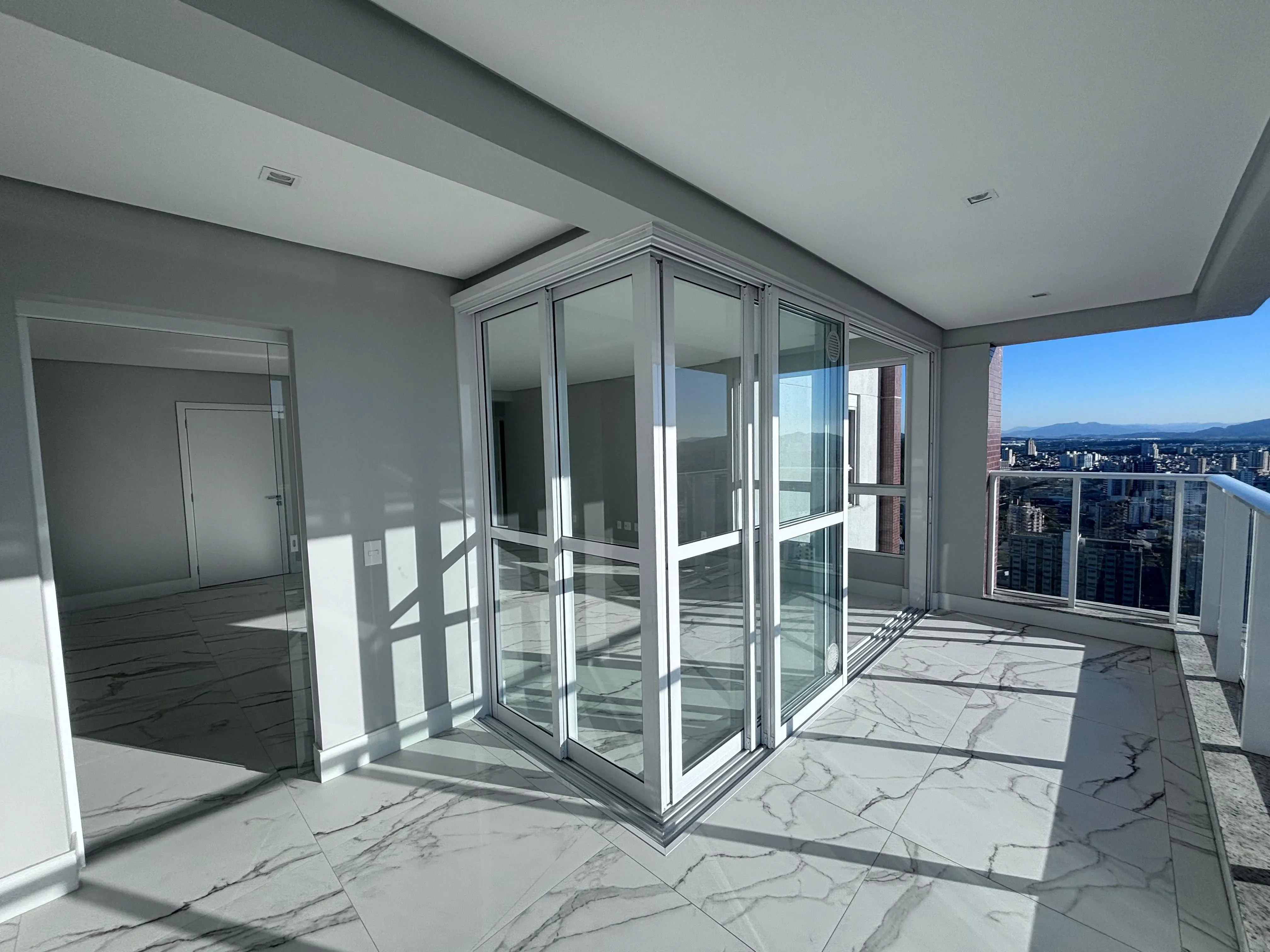 Apartamento com 3 suítes e 3 Vagas de Garagem no Centro Itajaí/SC