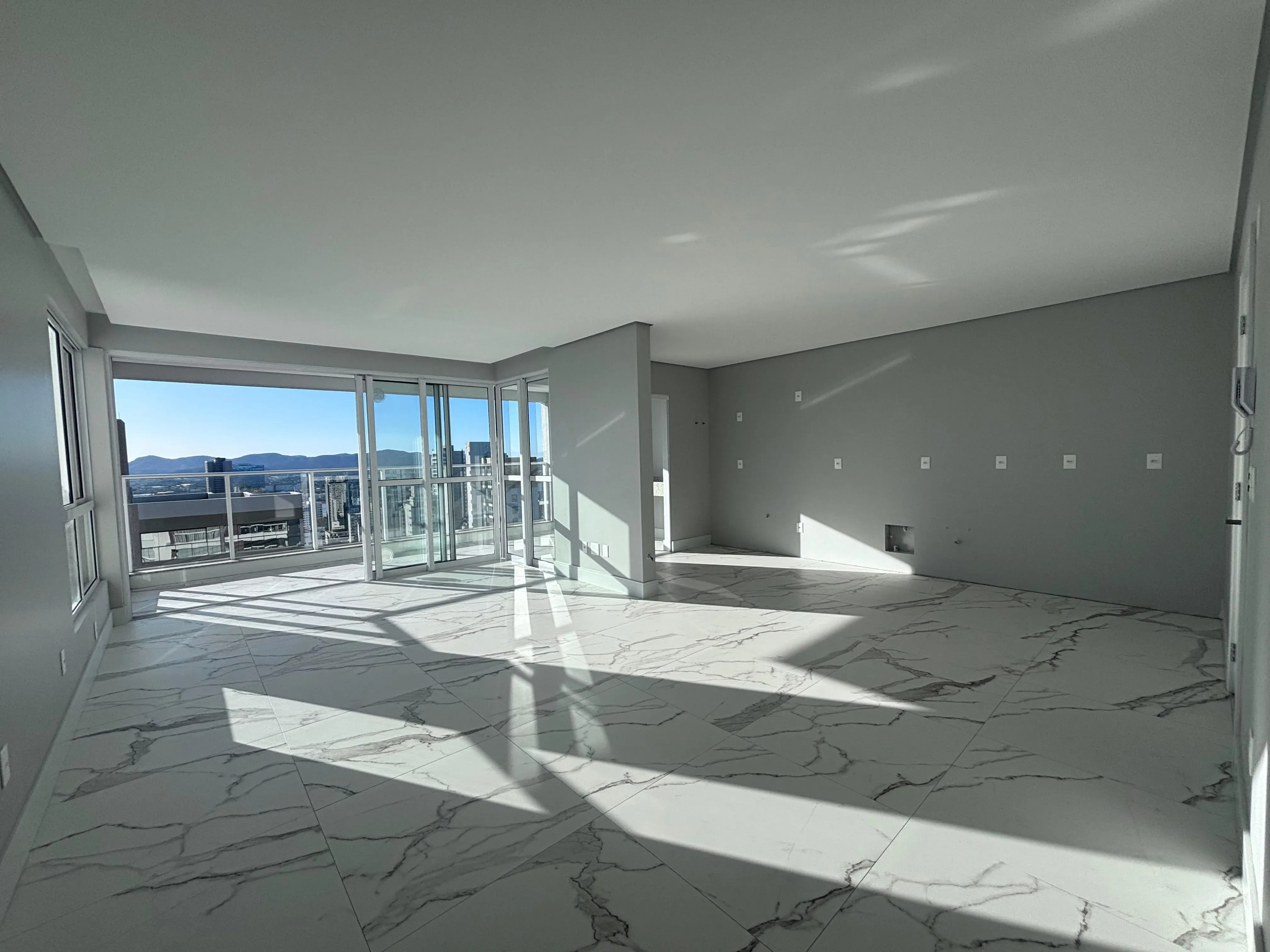 Apartamento com 3 suítes e 3 Vagas de Garagem no Centro Itajaí/SC