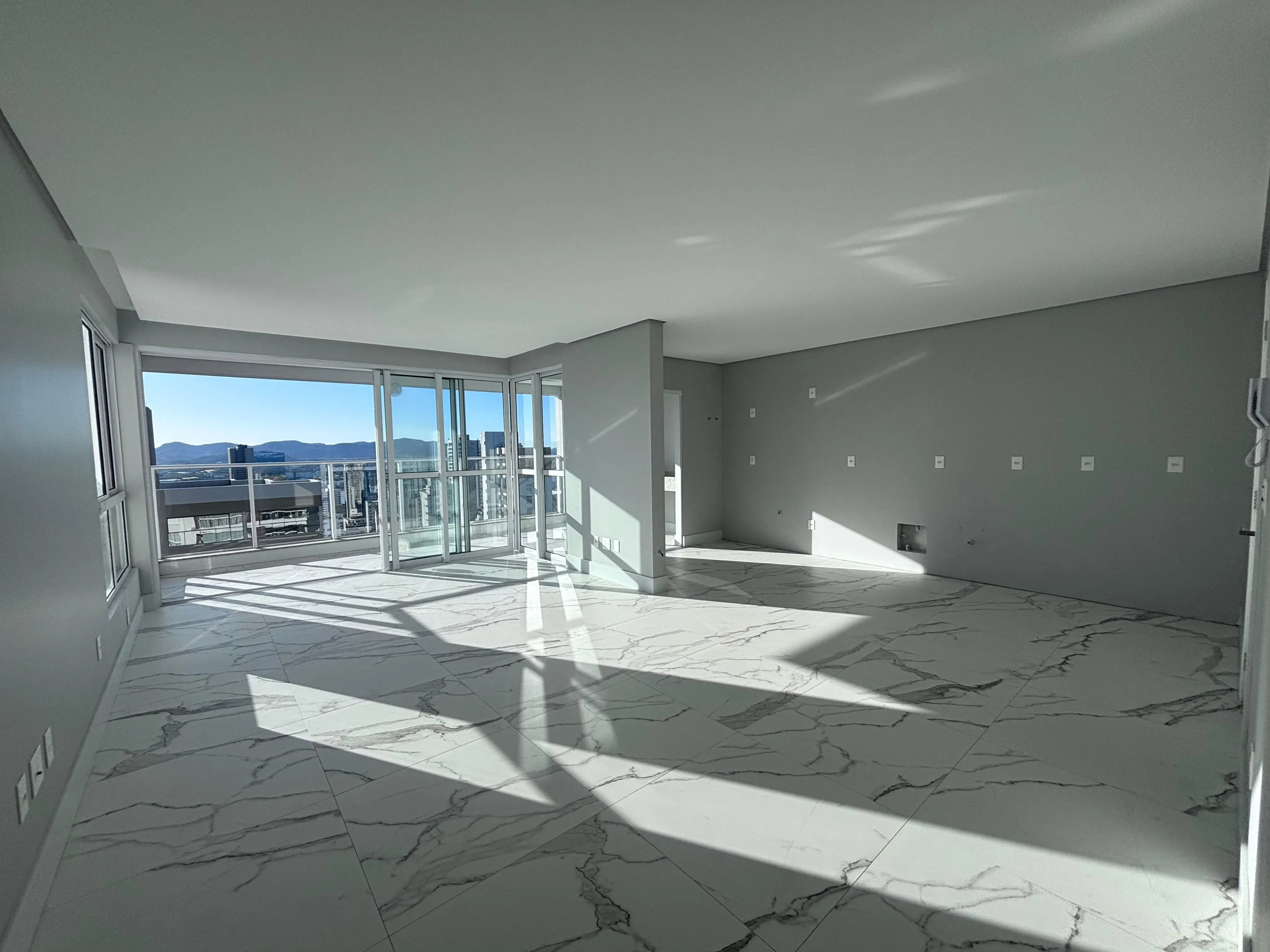 Apartamento com 3 suítes e 3 Vagas de Garagem no Centro Itajaí/SC