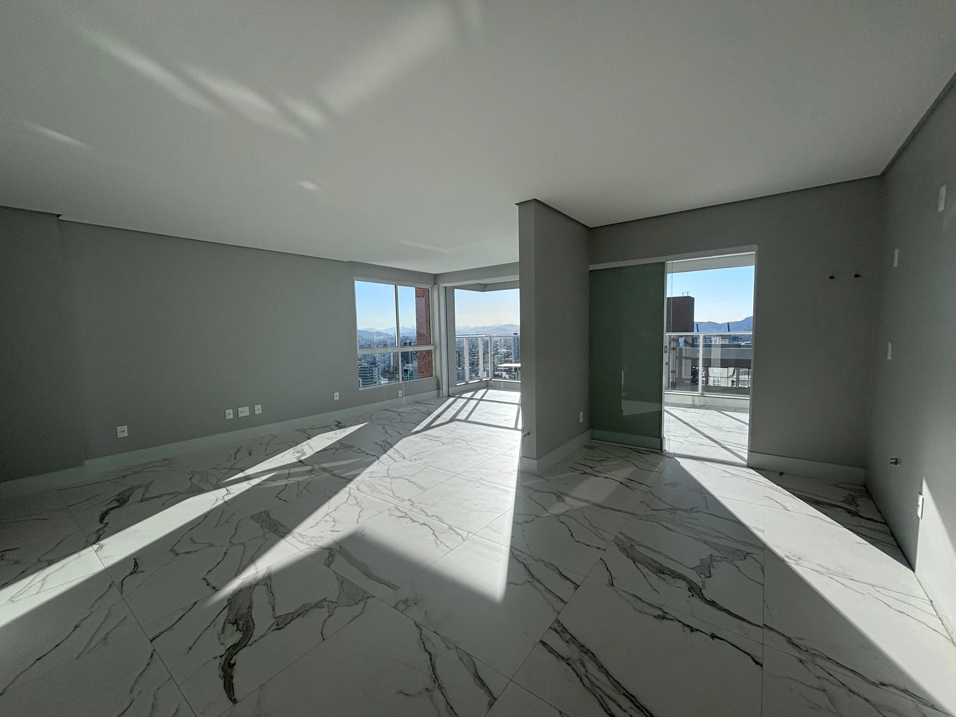 Apartamento com 3 suítes e 3 Vagas de Garagem no Centro Itajaí/SC