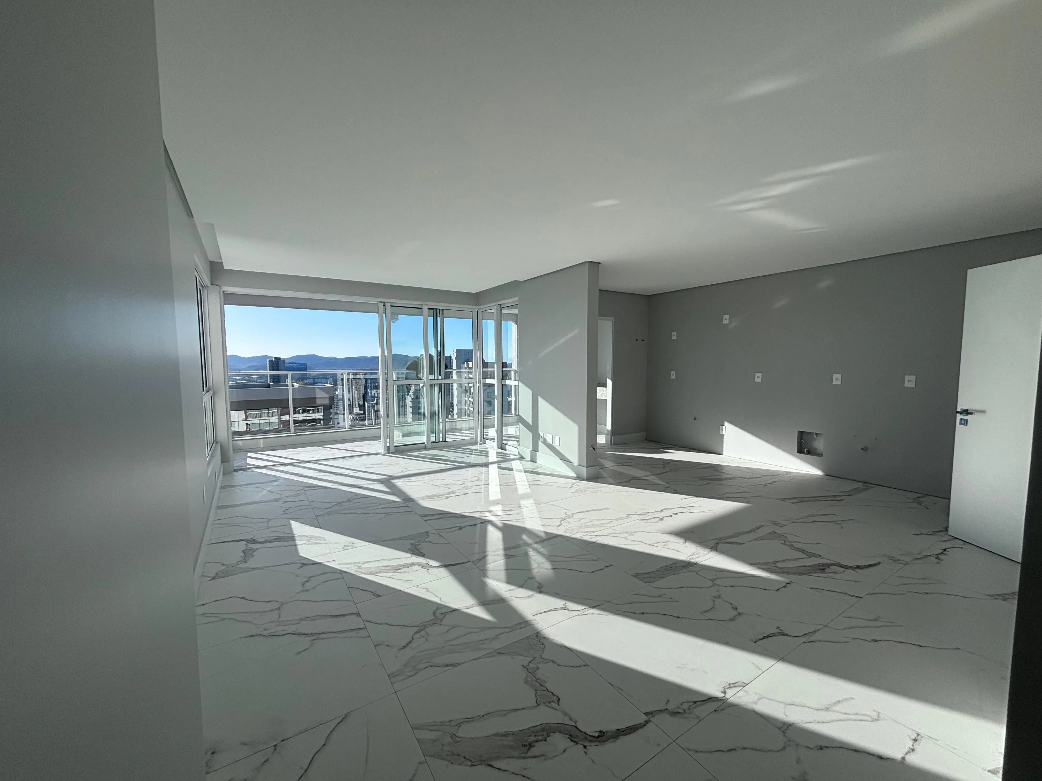 Apartamento com 3 suítes e 3 Vagas de Garagem no Centro Itajaí/SC