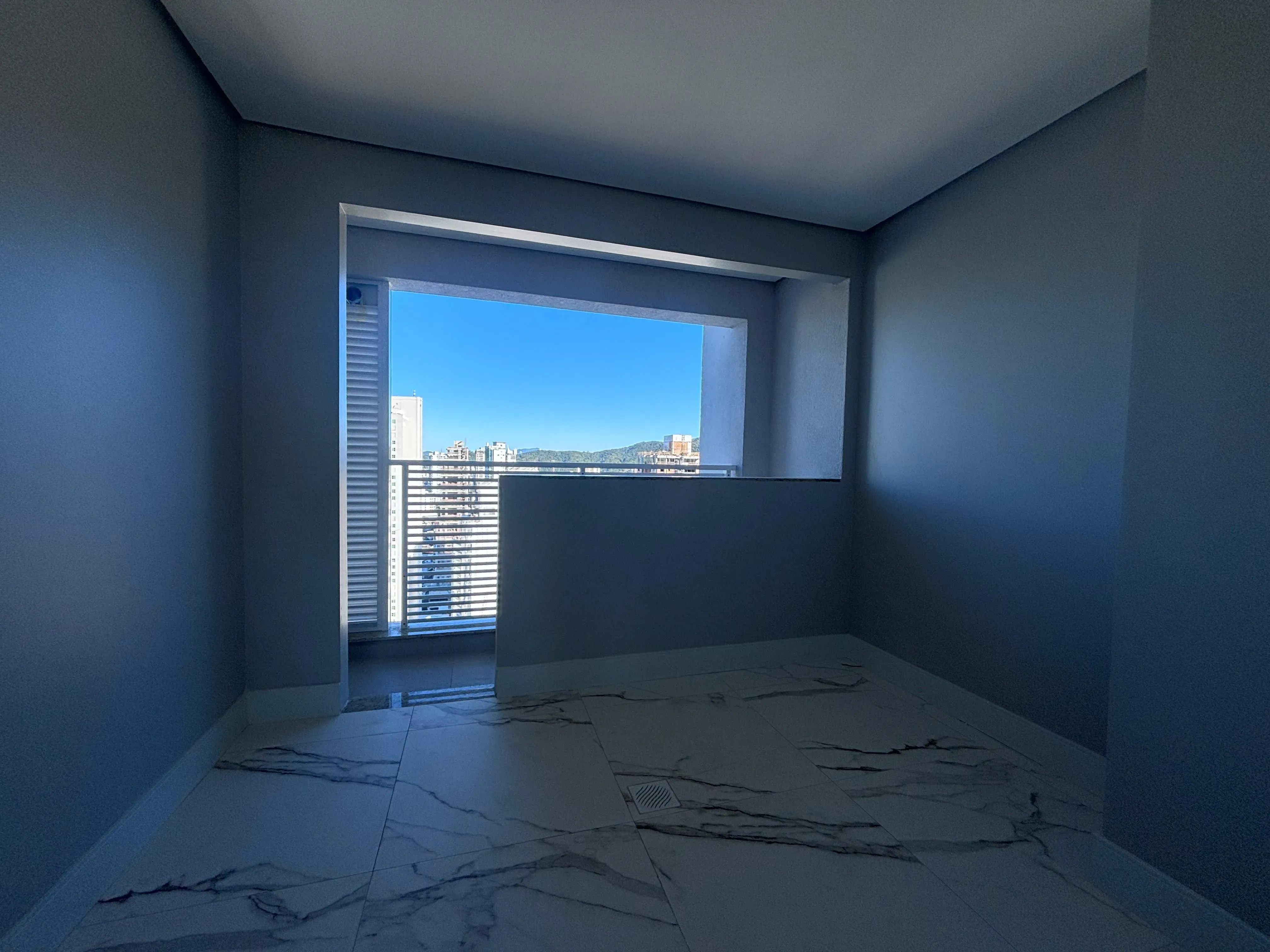 Apartamento com 3 suítes e 3 Vagas de Garagem no Centro Itajaí/SC