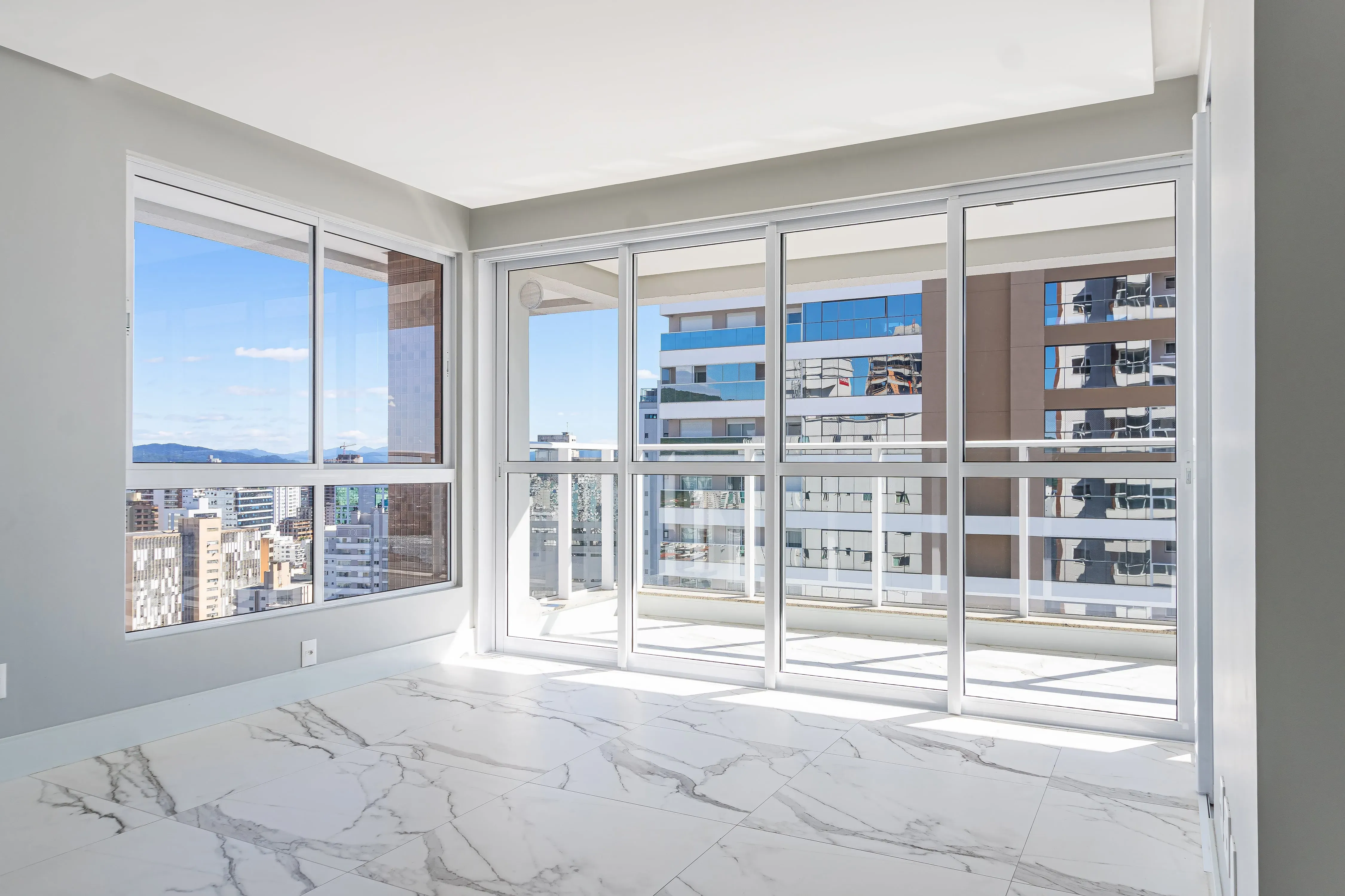 Apartamento com 3 suítes e 3 Vagas de Garagem no Centro Itajaí/SC