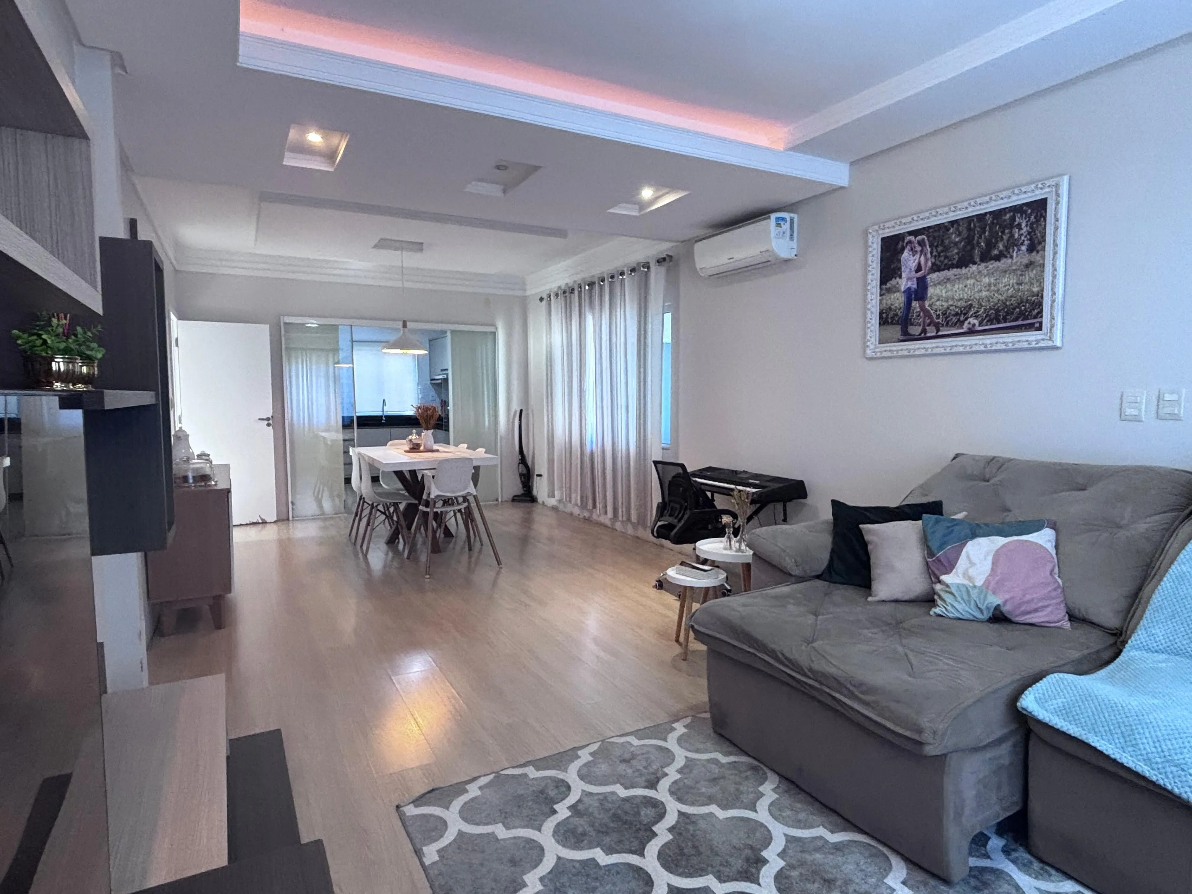 Casa com 3 dormitórios sendo 1 suíte e vaga coberta para 2 carros em Itajaí