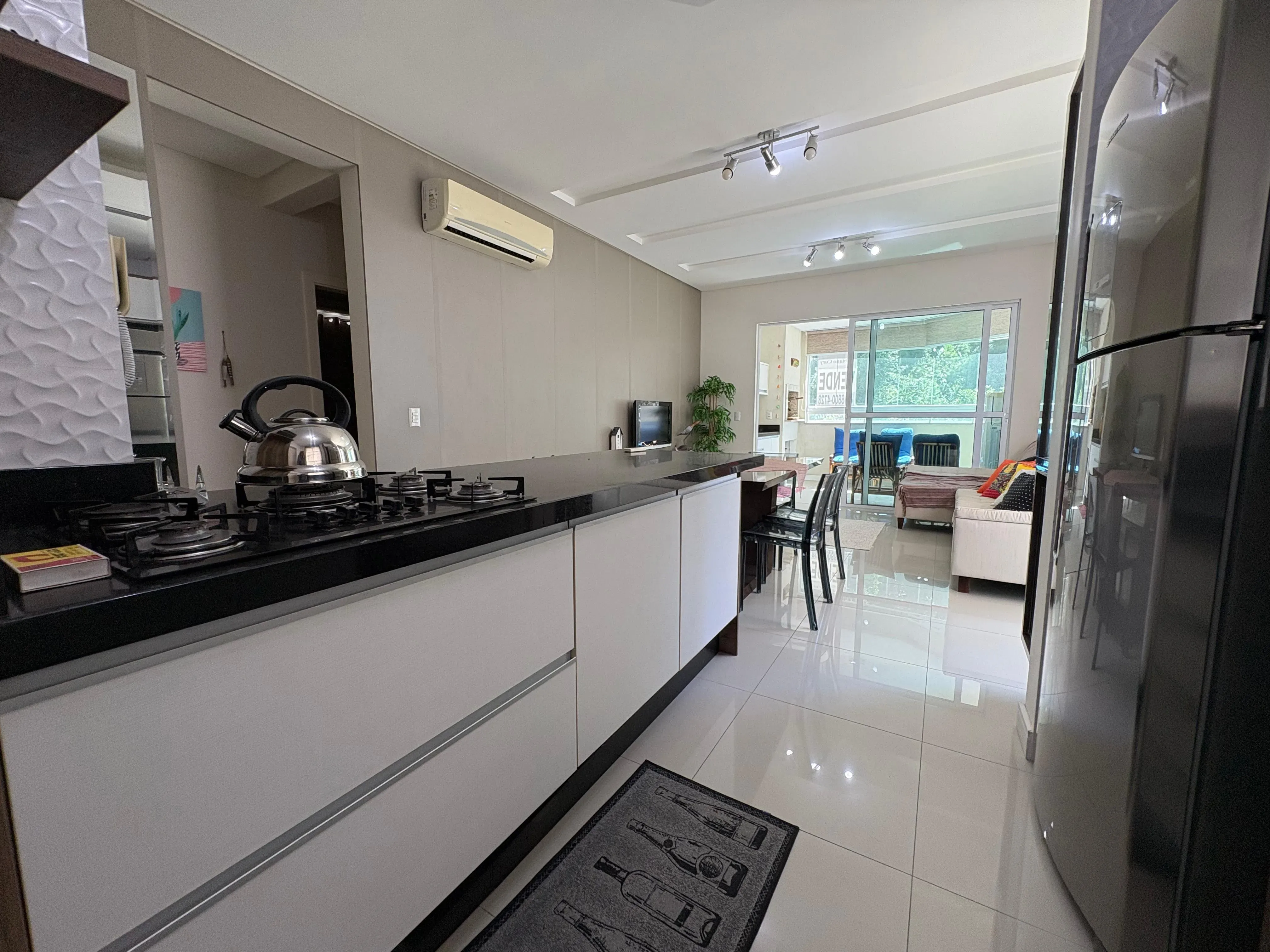 Apartamento mobiliado na Praia Brava com 1 suíte, 2 demi-suítes e 2 vagas de garagem em Itajaí/SC