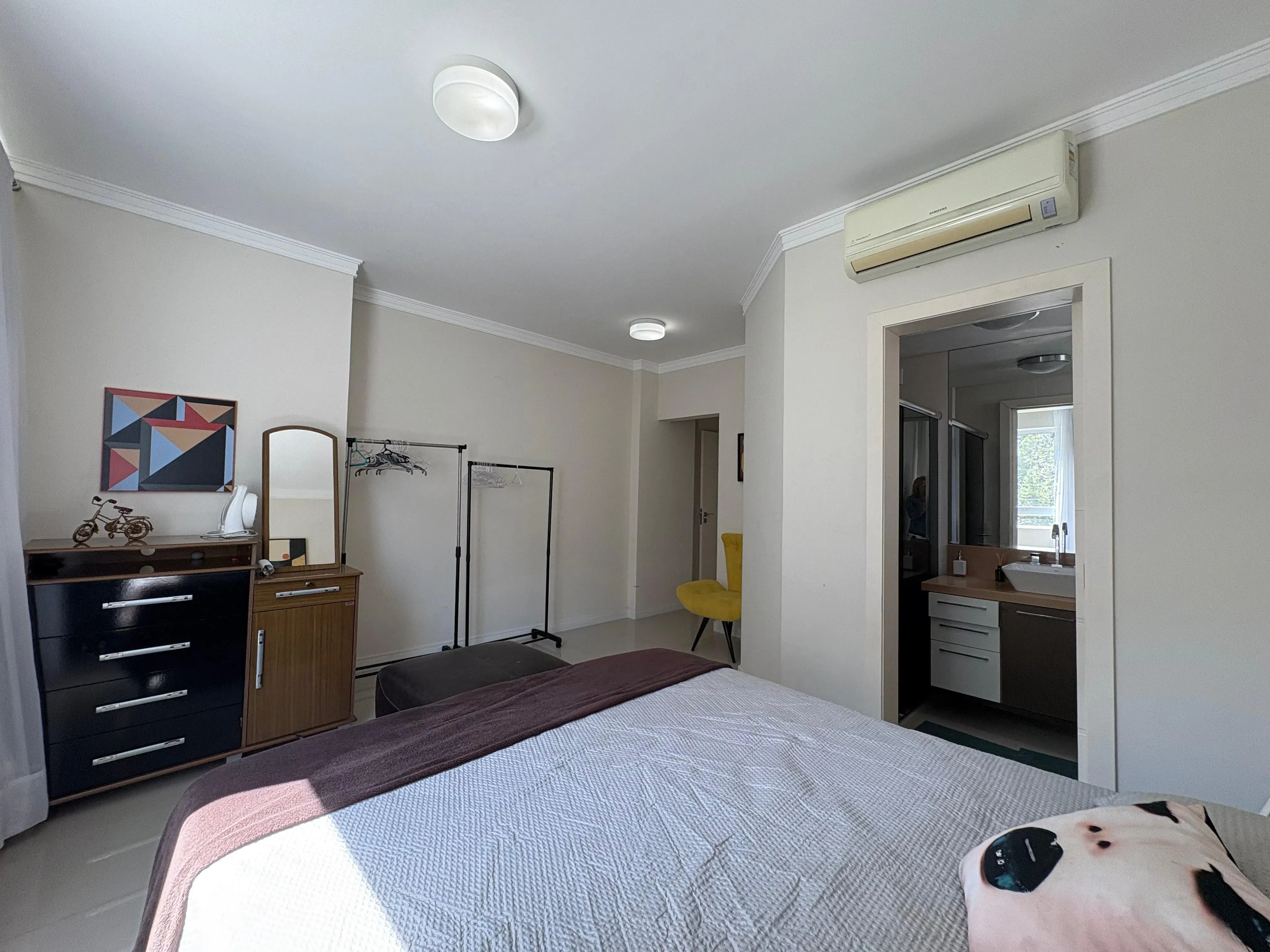 Apartamento mobiliado na Praia Brava com 1 suíte, 2 demi-suítes e 2 vagas de garagem em Itajaí/SC