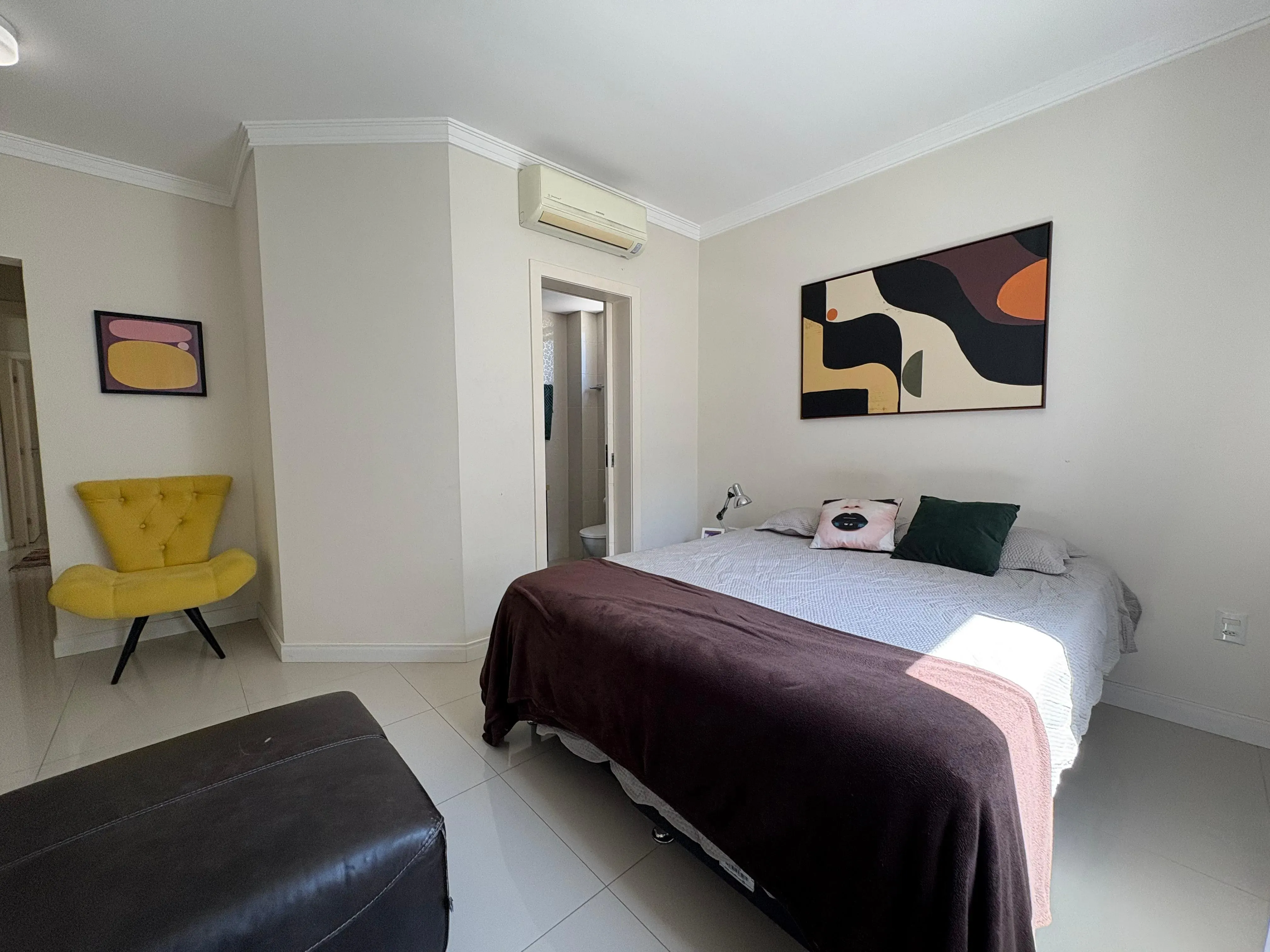 Apartamento mobiliado na Praia Brava com 1 suíte, 2 demi-suítes e 2 vagas de garagem em Itajaí/SC