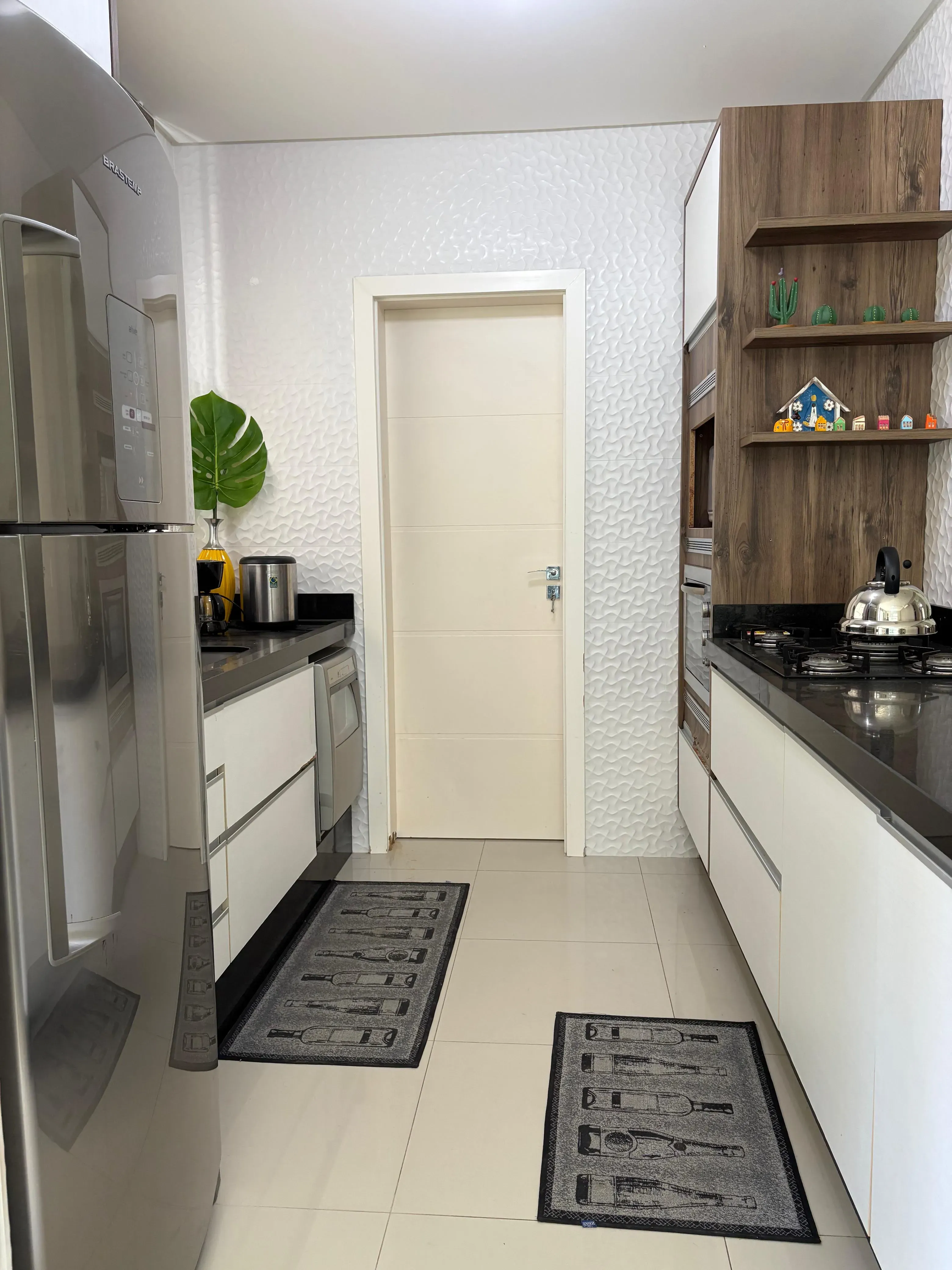 Apartamento mobiliado na Praia Brava com 1 suíte, 2 demi-suítes e 2 vagas de garagem em Itajaí/SC