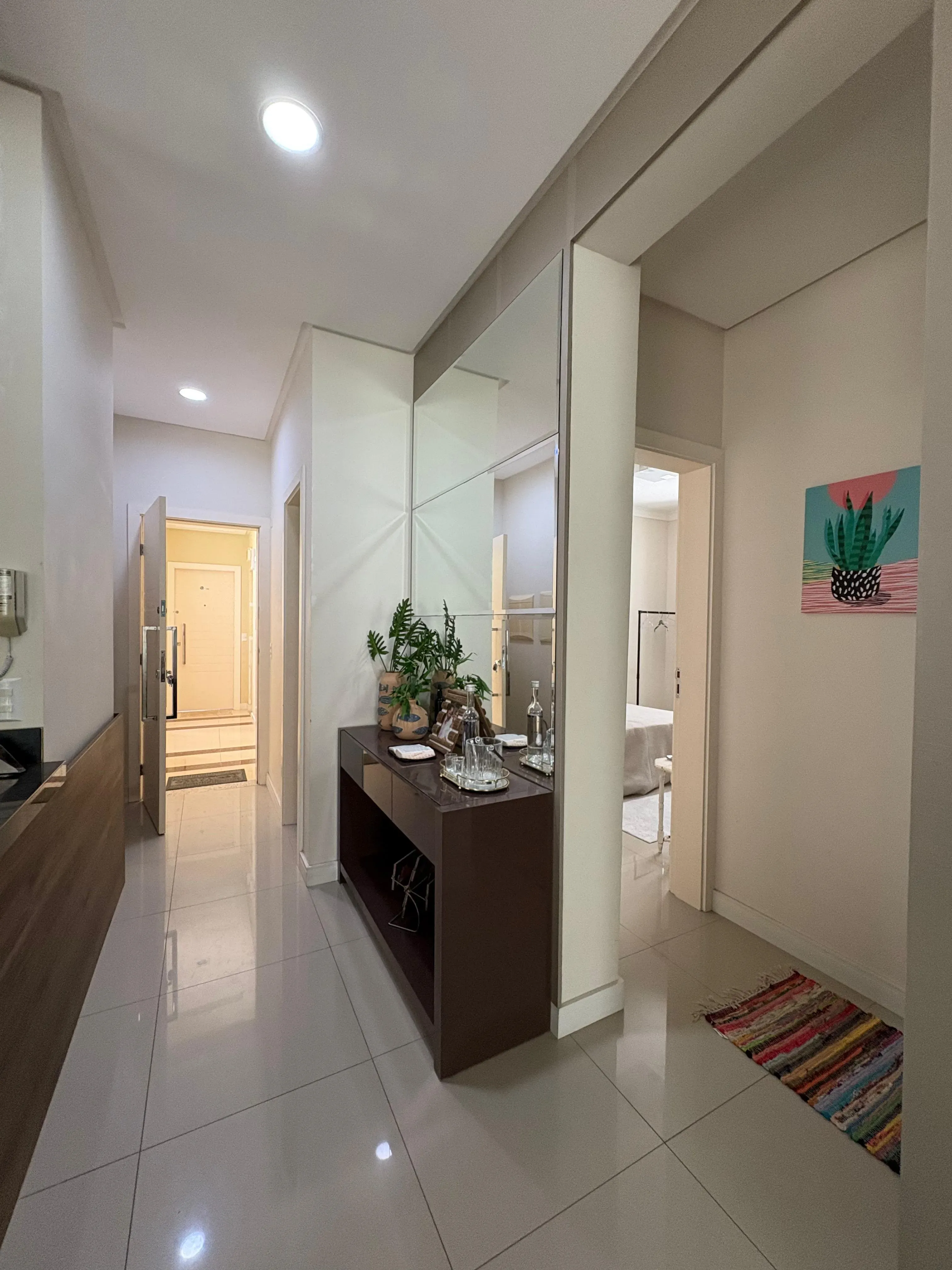 Apartamento mobiliado na Praia Brava com 1 suíte, 2 demi-suítes e 2 vagas de garagem em Itajaí/SC