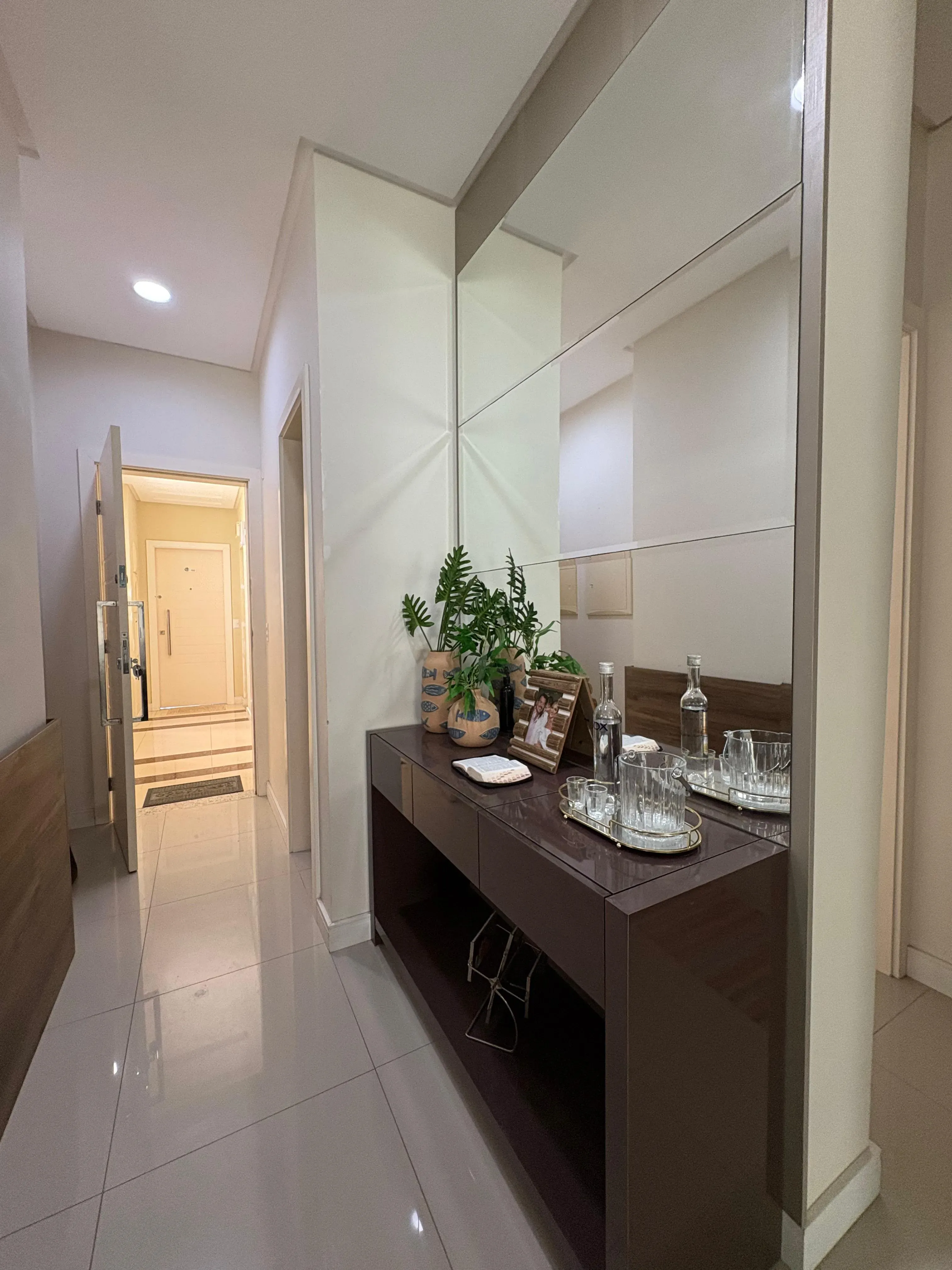 Apartamento mobiliado na Praia Brava com 1 suíte, 2 demi-suítes e 2 vagas de garagem em Itajaí/SC