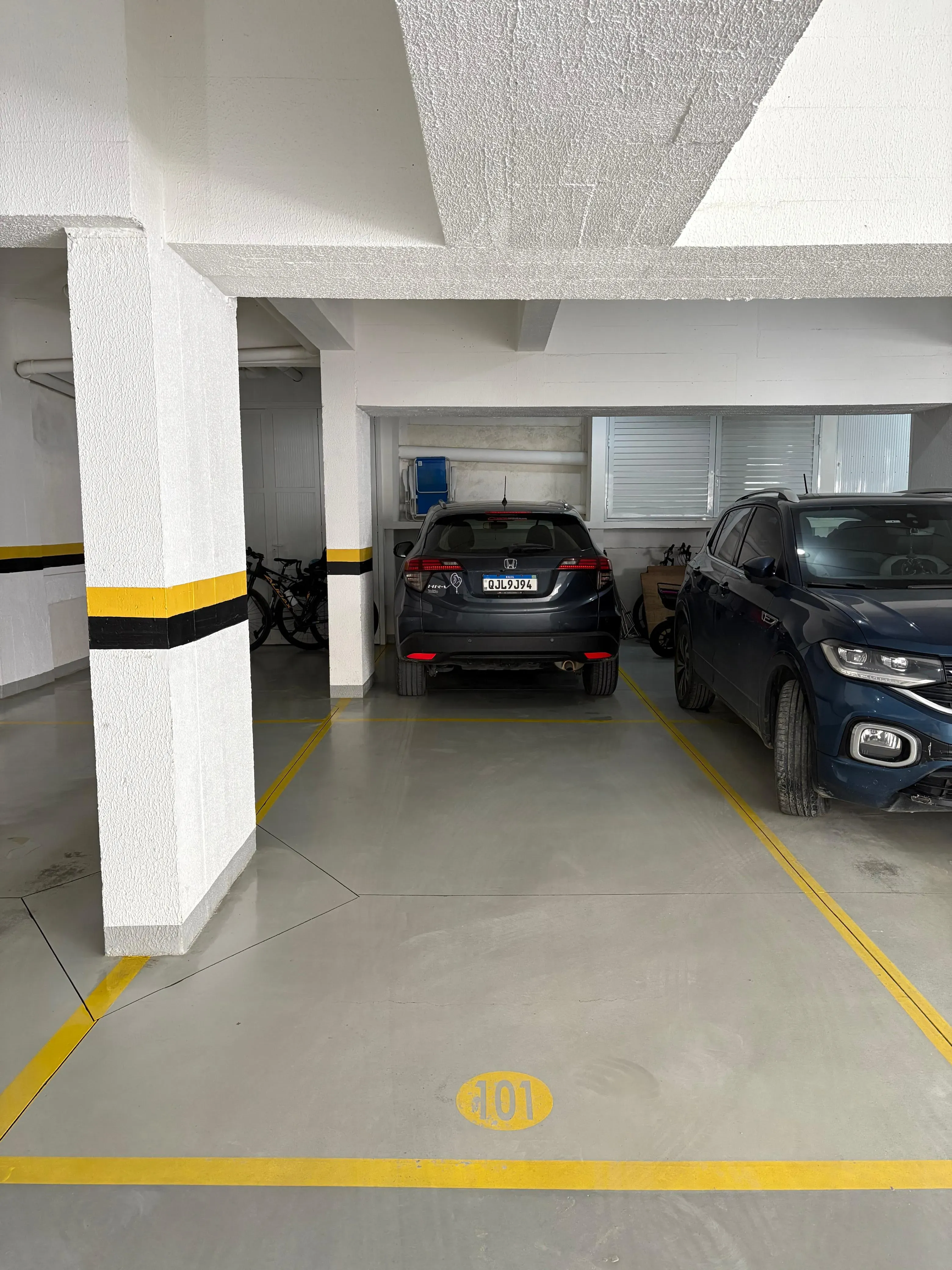 Apartamento mobiliado na Praia Brava com 1 suíte, 2 demi-suítes e 2 vagas de garagem em Itajaí/SC
