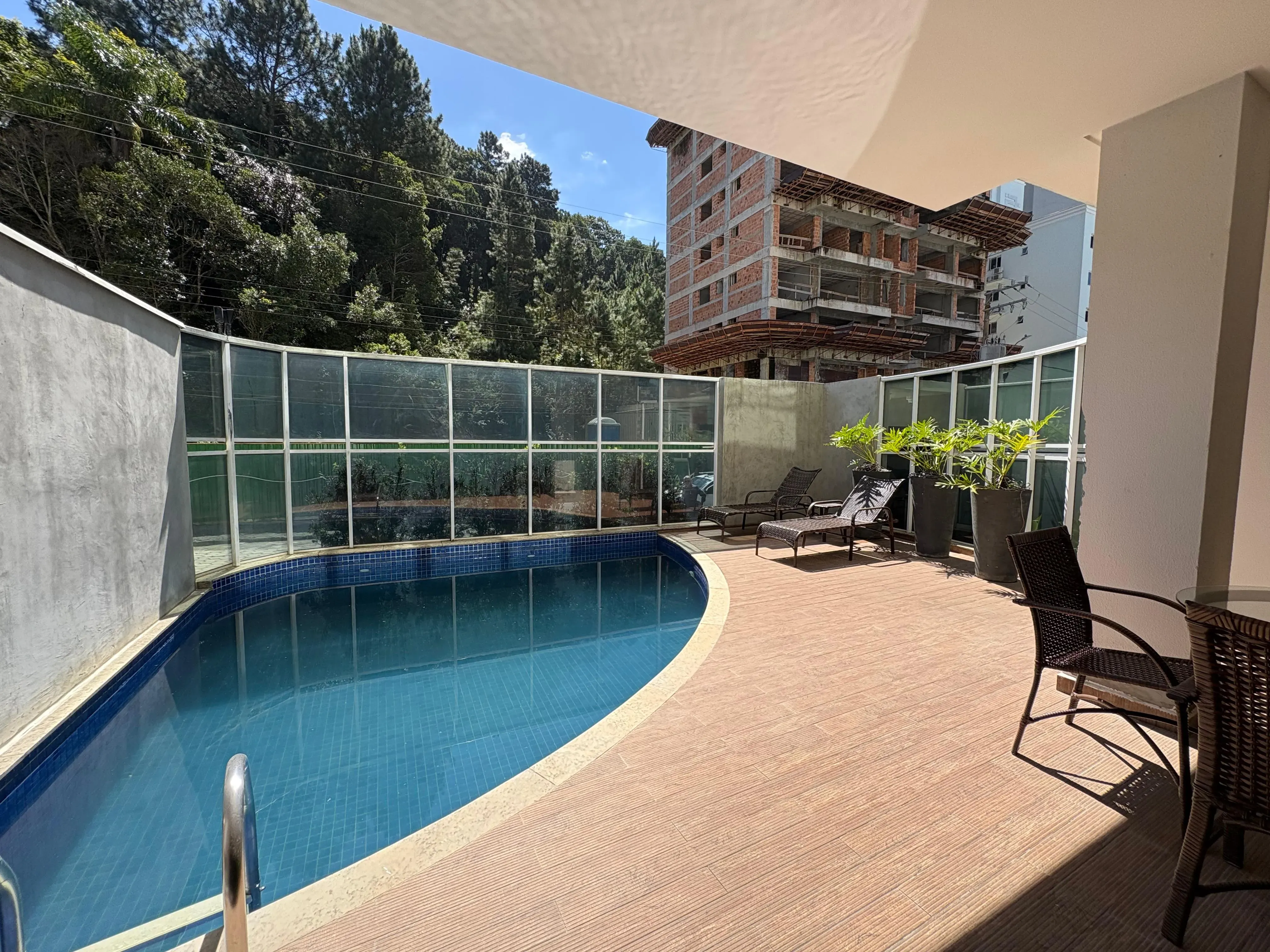 Apartamento mobiliado na Praia Brava com 1 suíte, 2 demi-suítes e 2 vagas de garagem em Itajaí/SC