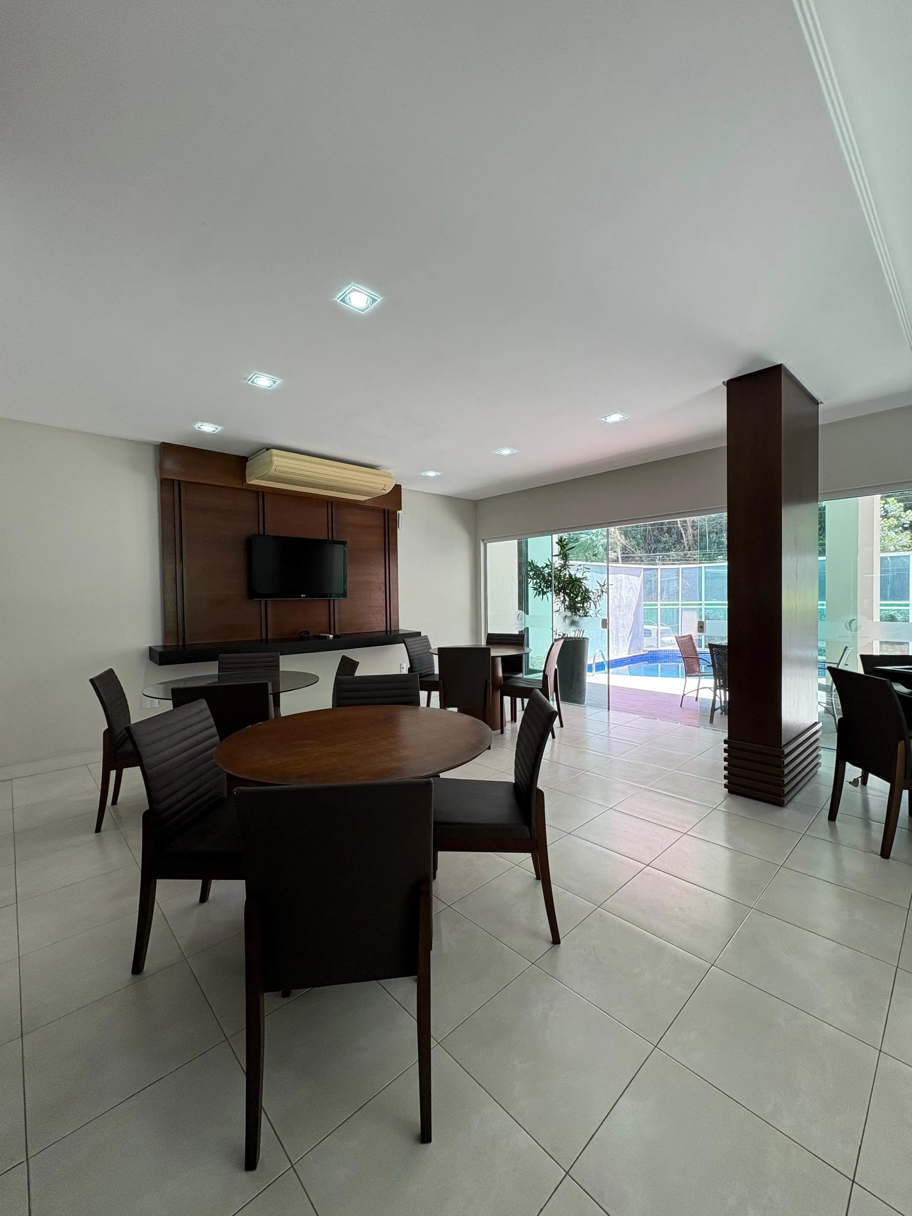 Apartamento mobiliado na Praia Brava com 1 suíte, 2 demi-suítes e 2 vagas de garagem em Itajaí/SC