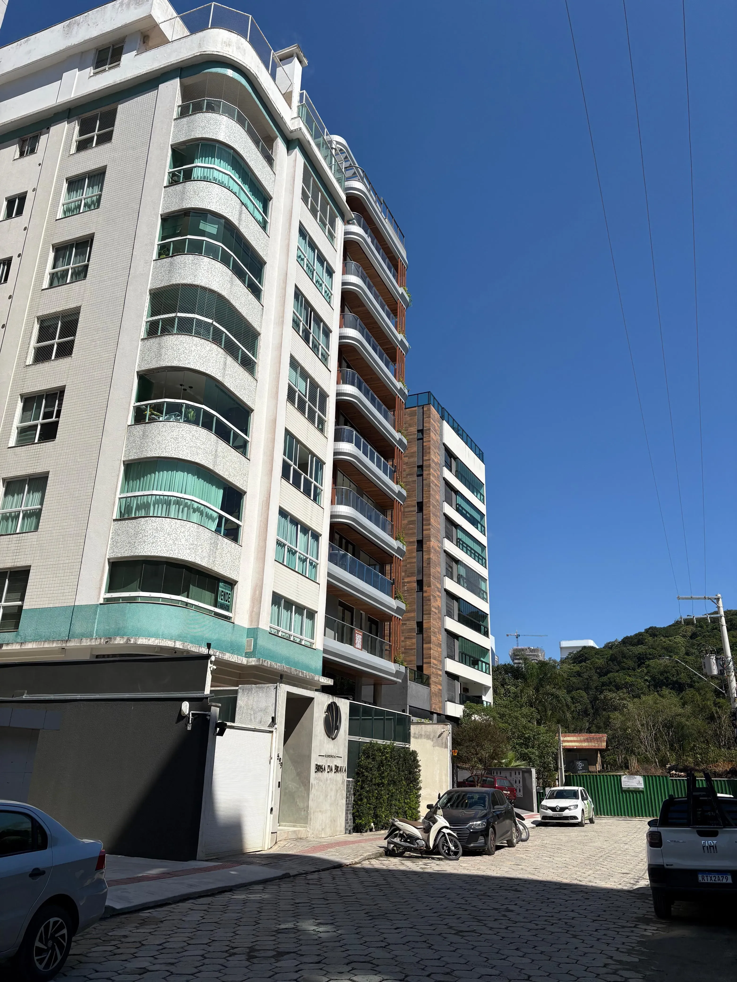 Apartamento mobiliado na Praia Brava com 1 suíte, 2 demi-suítes e 2 vagas de garagem em Itajaí/SC