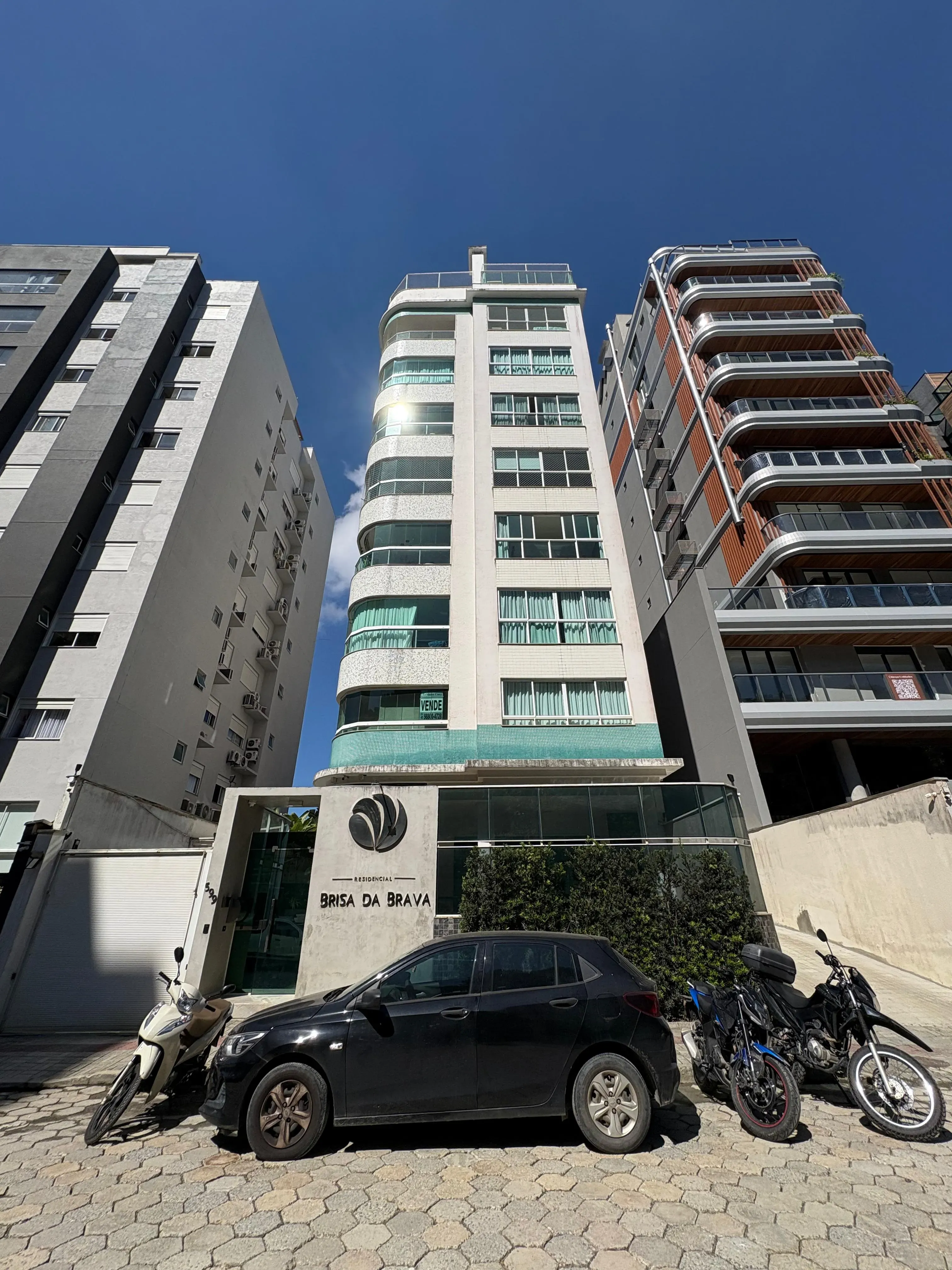 Apartamento mobiliado na Praia Brava com 1 suíte, 2 demi-suítes e 2 vagas de garagem em Itajaí/SC