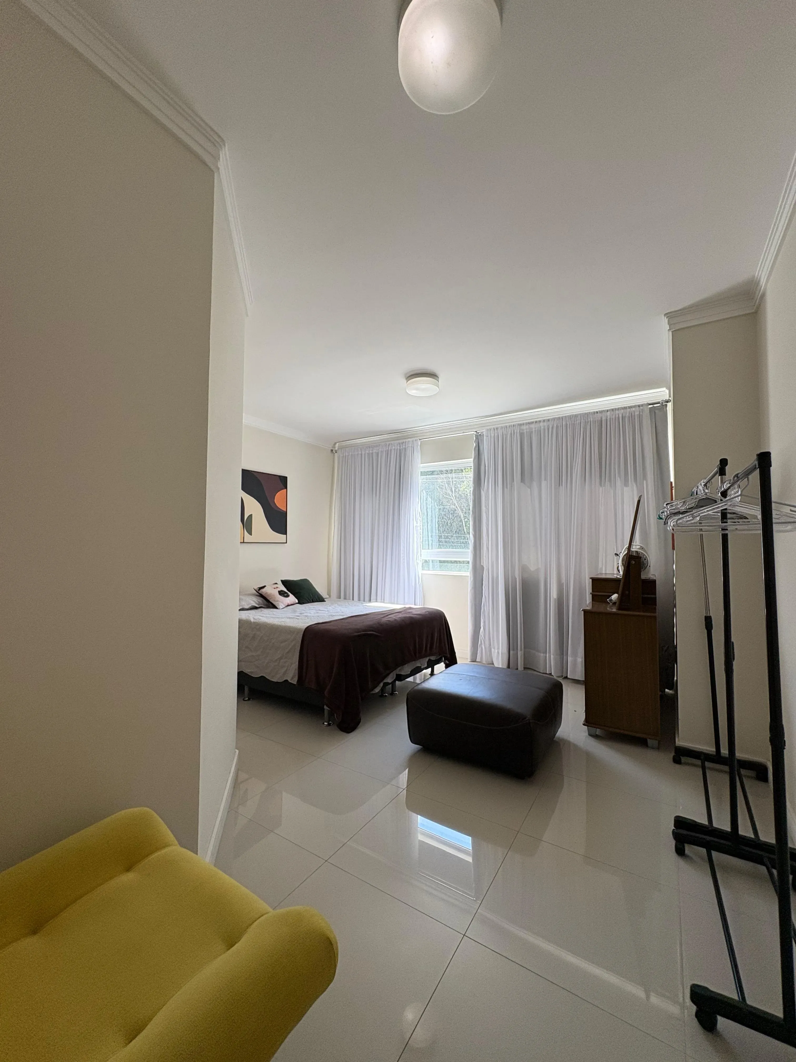 Apartamento mobiliado na Praia Brava com 1 suíte, 2 demi-suítes e 2 vagas de garagem em Itajaí/SC