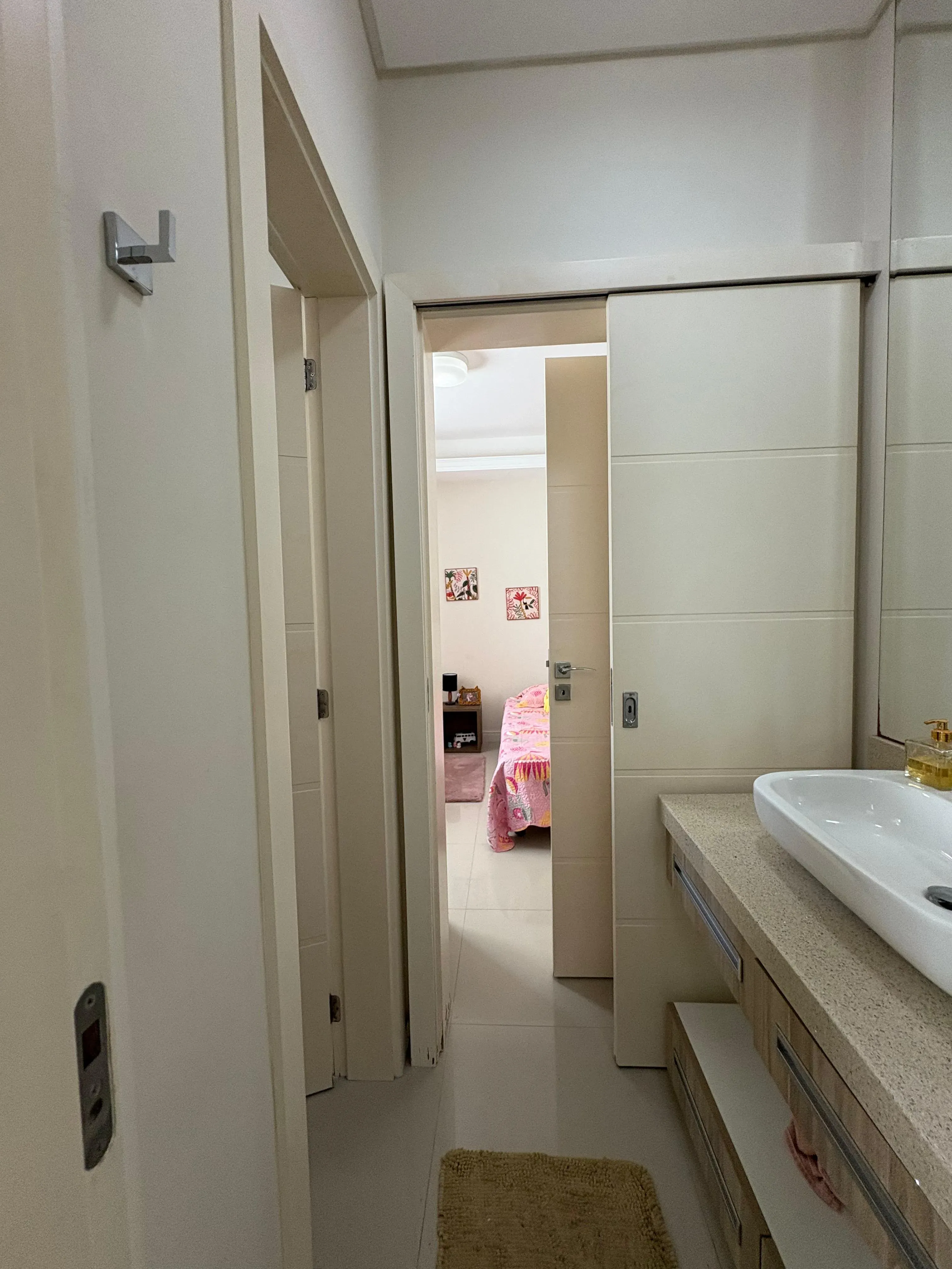 Apartamento mobiliado na Praia Brava com 1 suíte, 2 demi-suítes e 2 vagas de garagem em Itajaí/SC