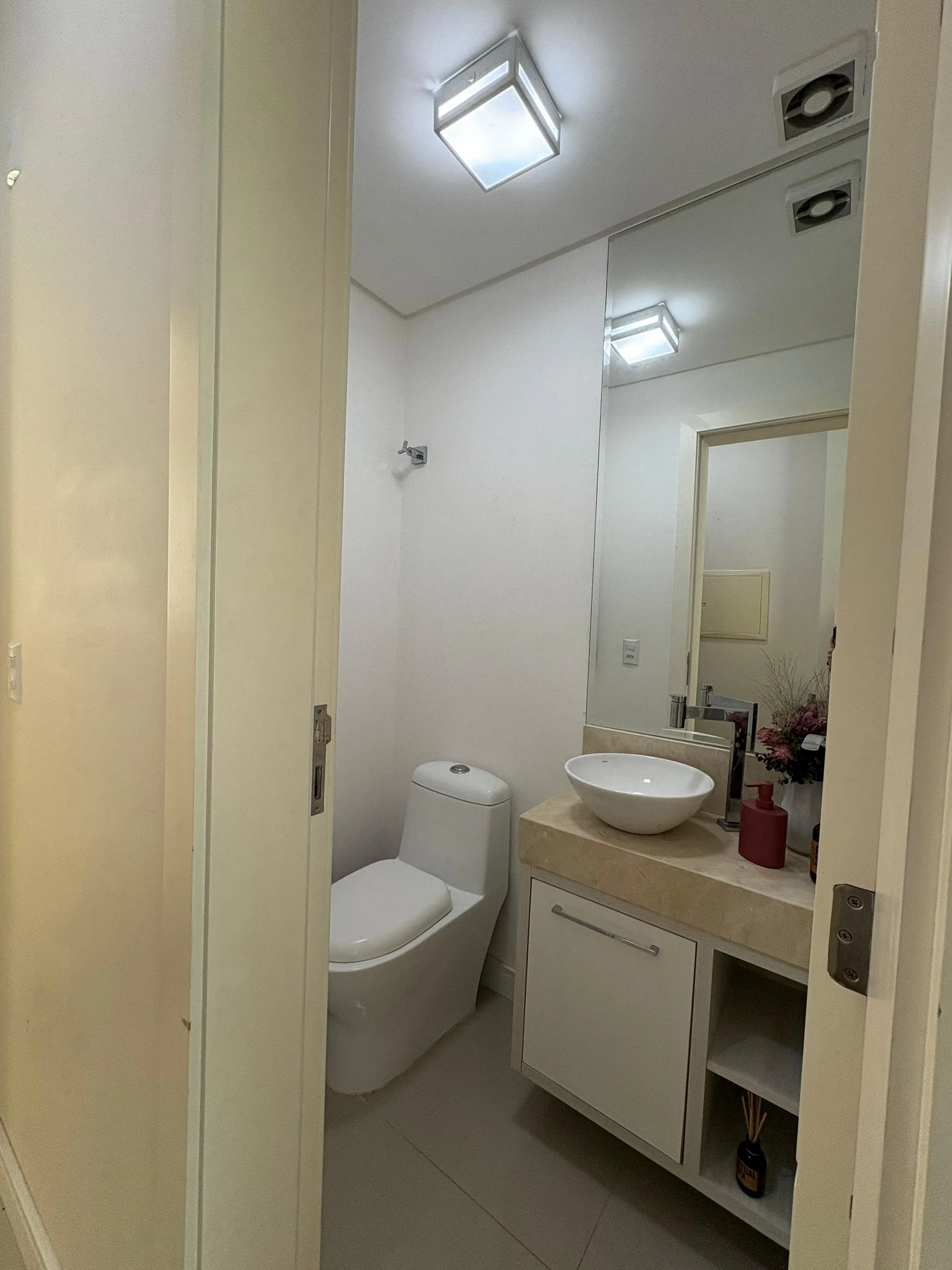 Apartamento mobiliado na Praia Brava com 1 suíte, 2 demi-suítes e 2 vagas de garagem em Itajaí/SC