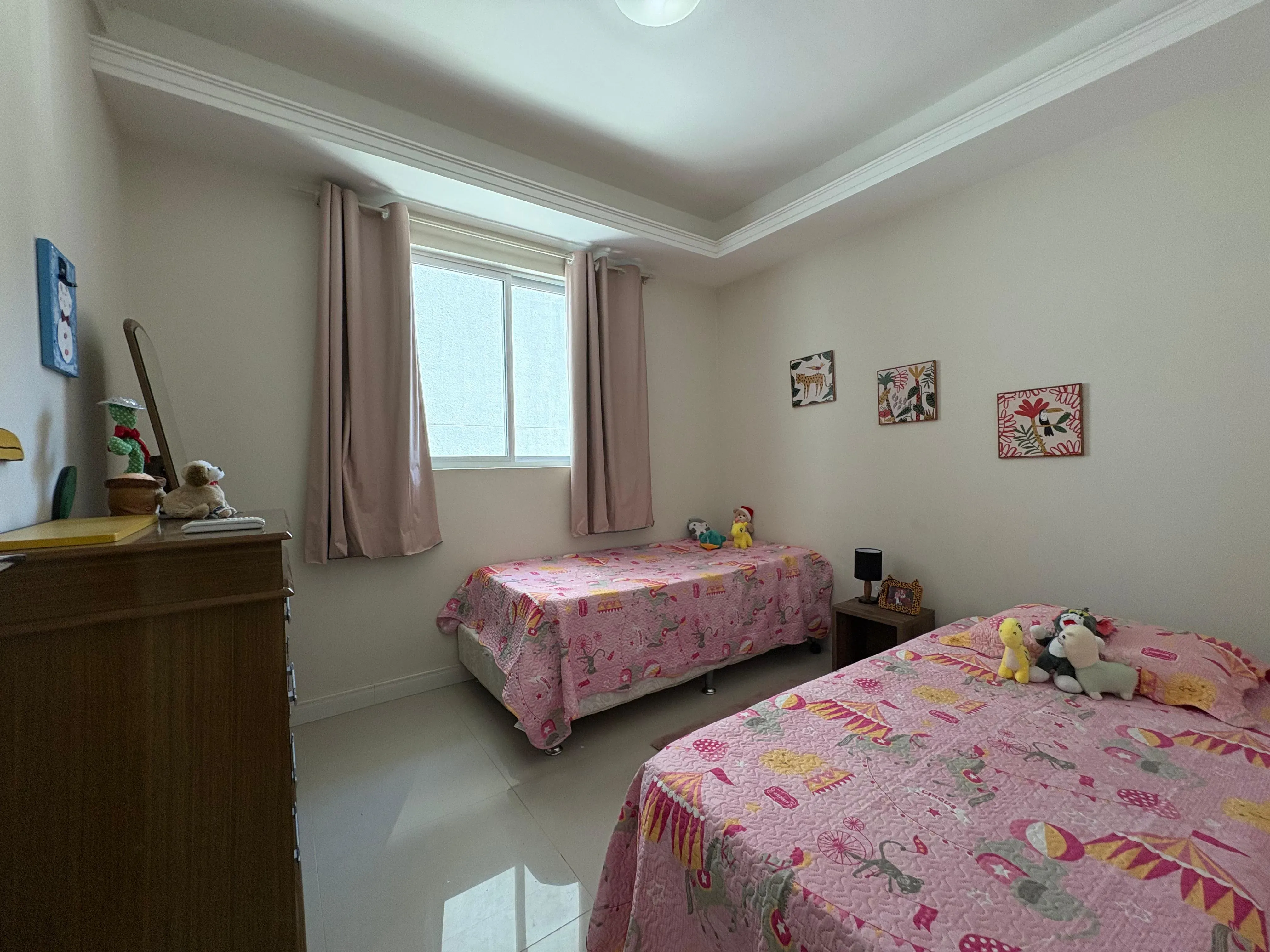 Apartamento mobiliado na Praia Brava com 1 suíte, 2 demi-suítes e 2 vagas de garagem em Itajaí/SC