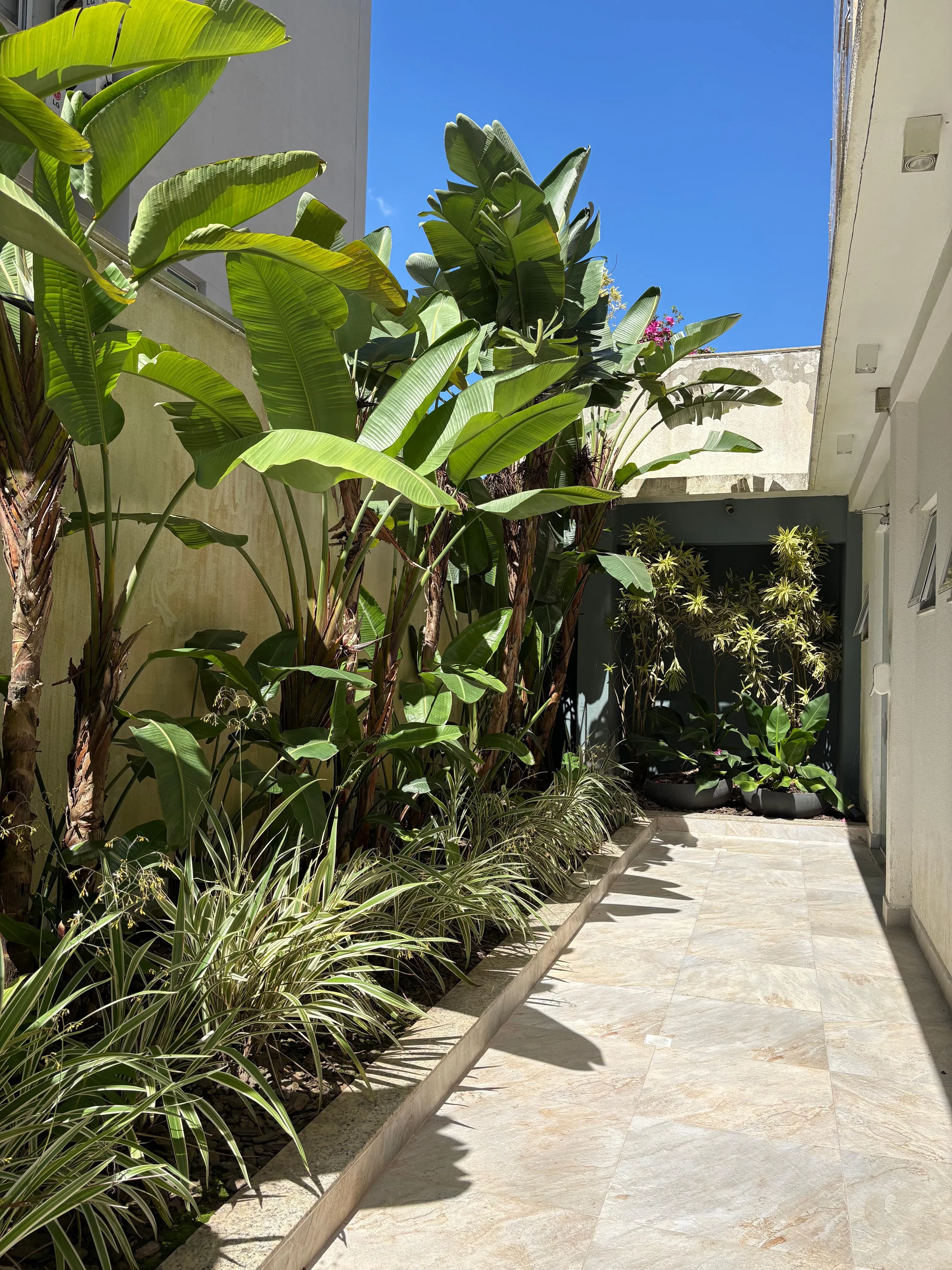 Apartamento mobiliado na Praia Brava com 1 suíte, 2 demi-suítes e 2 vagas de garagem em Itajaí/SC