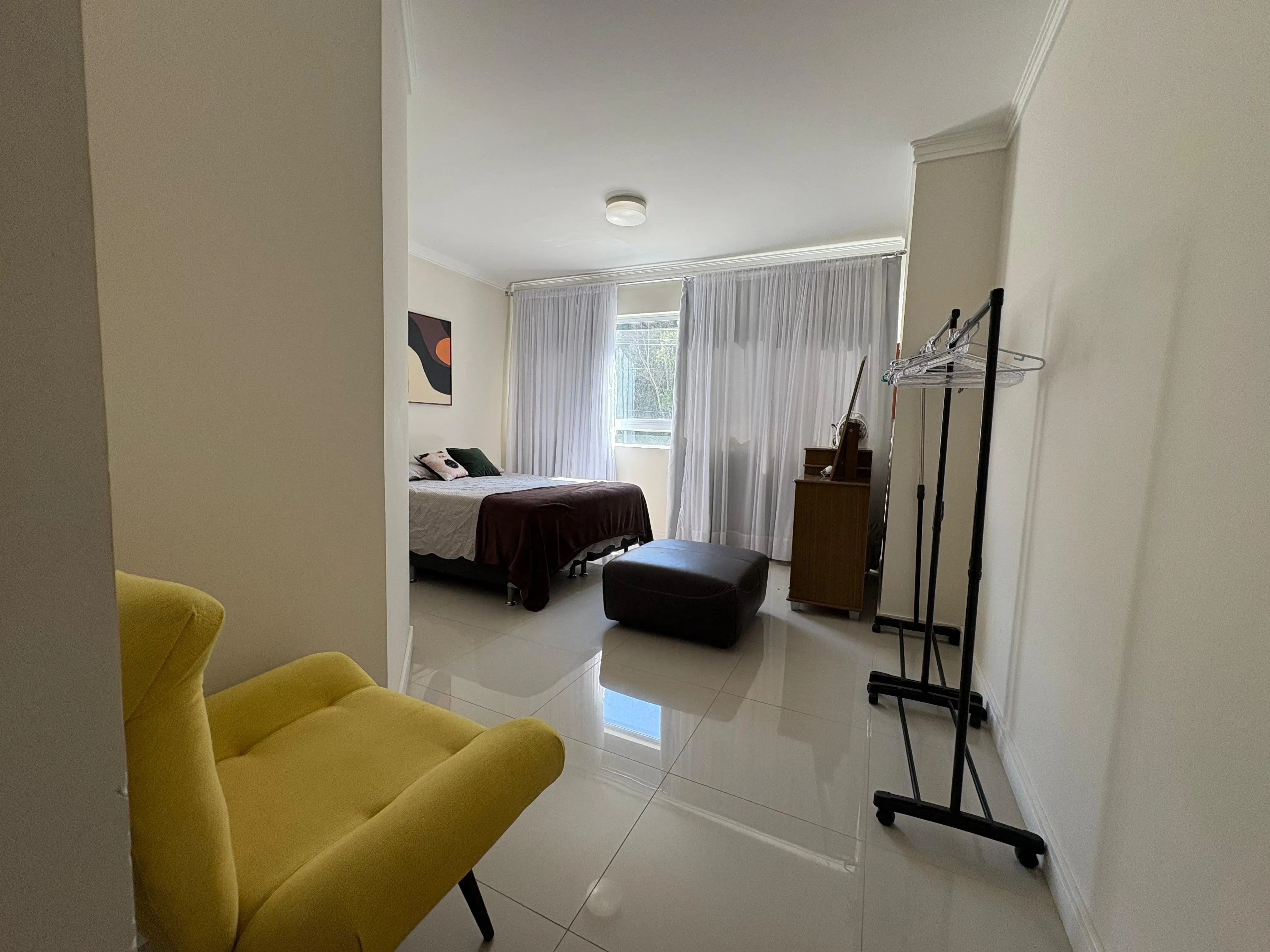 Apartamento mobiliado na Praia Brava com 1 suíte, 2 demi-suítes e 2 vagas de garagem em Itajaí/SC