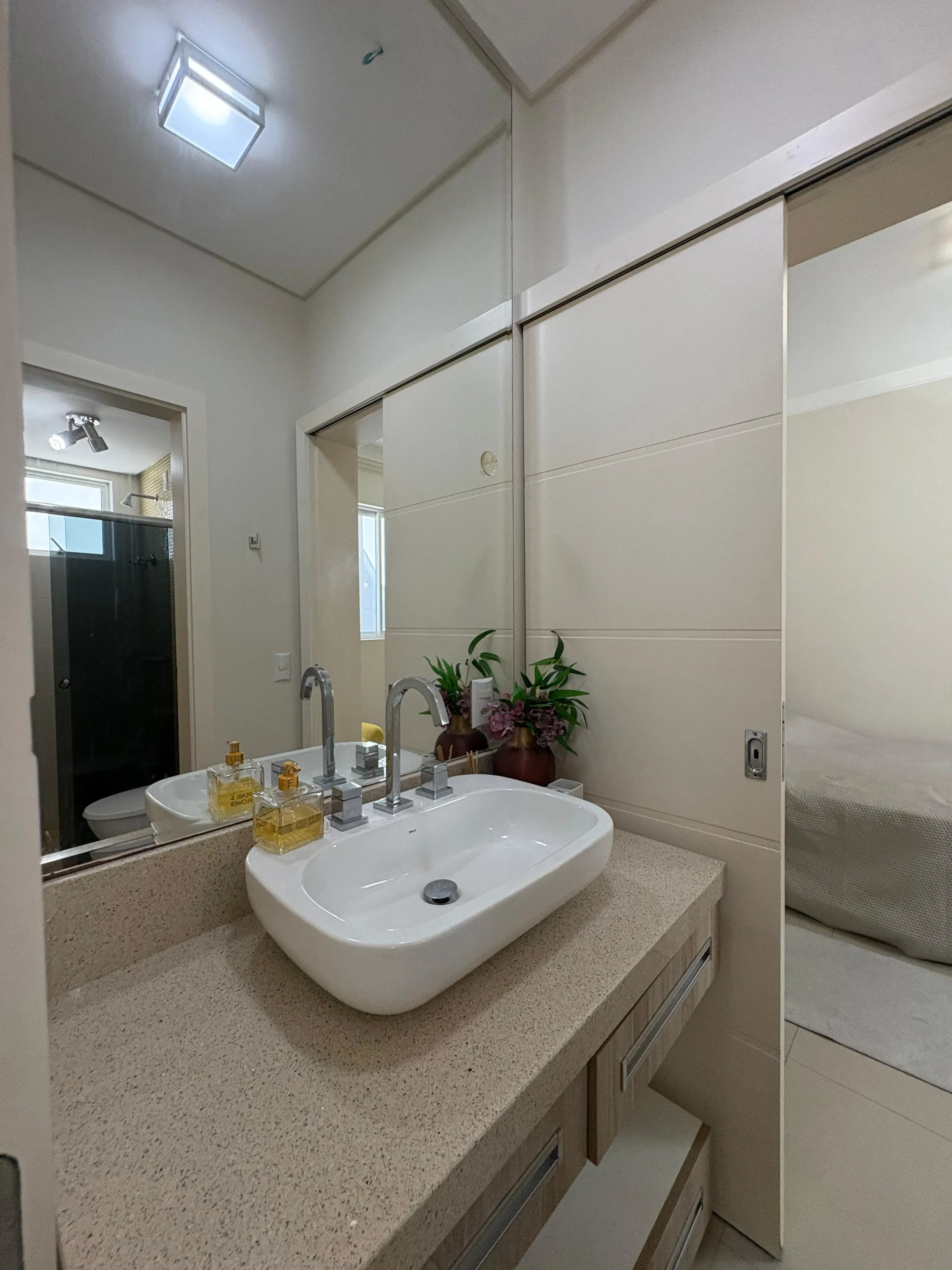 Apartamento mobiliado na Praia Brava com 1 suíte, 2 demi-suítes e 2 vagas de garagem em Itajaí/SC