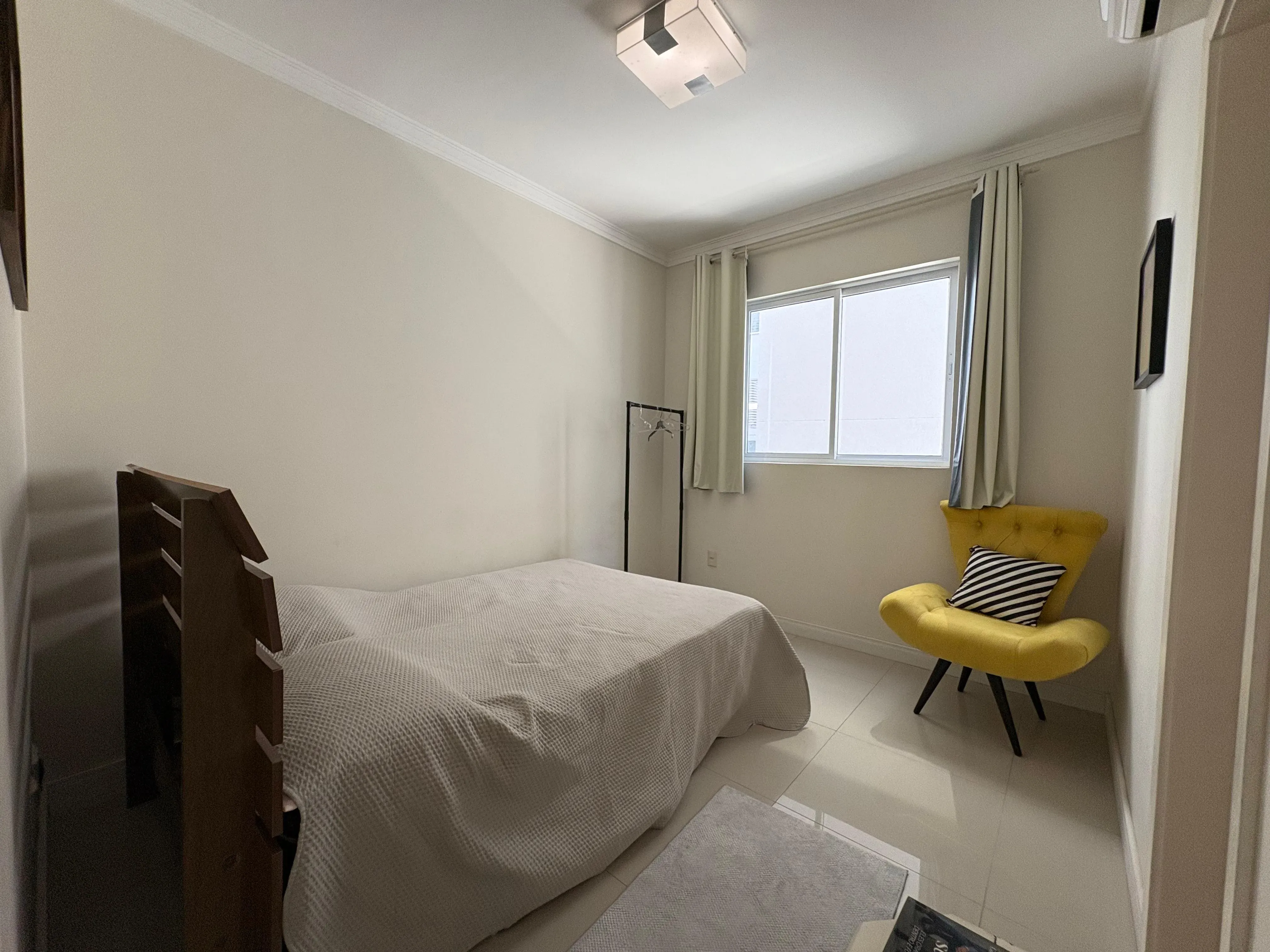 Apartamento mobiliado na Praia Brava com 1 suíte, 2 demi-suítes e 2 vagas de garagem em Itajaí/SC