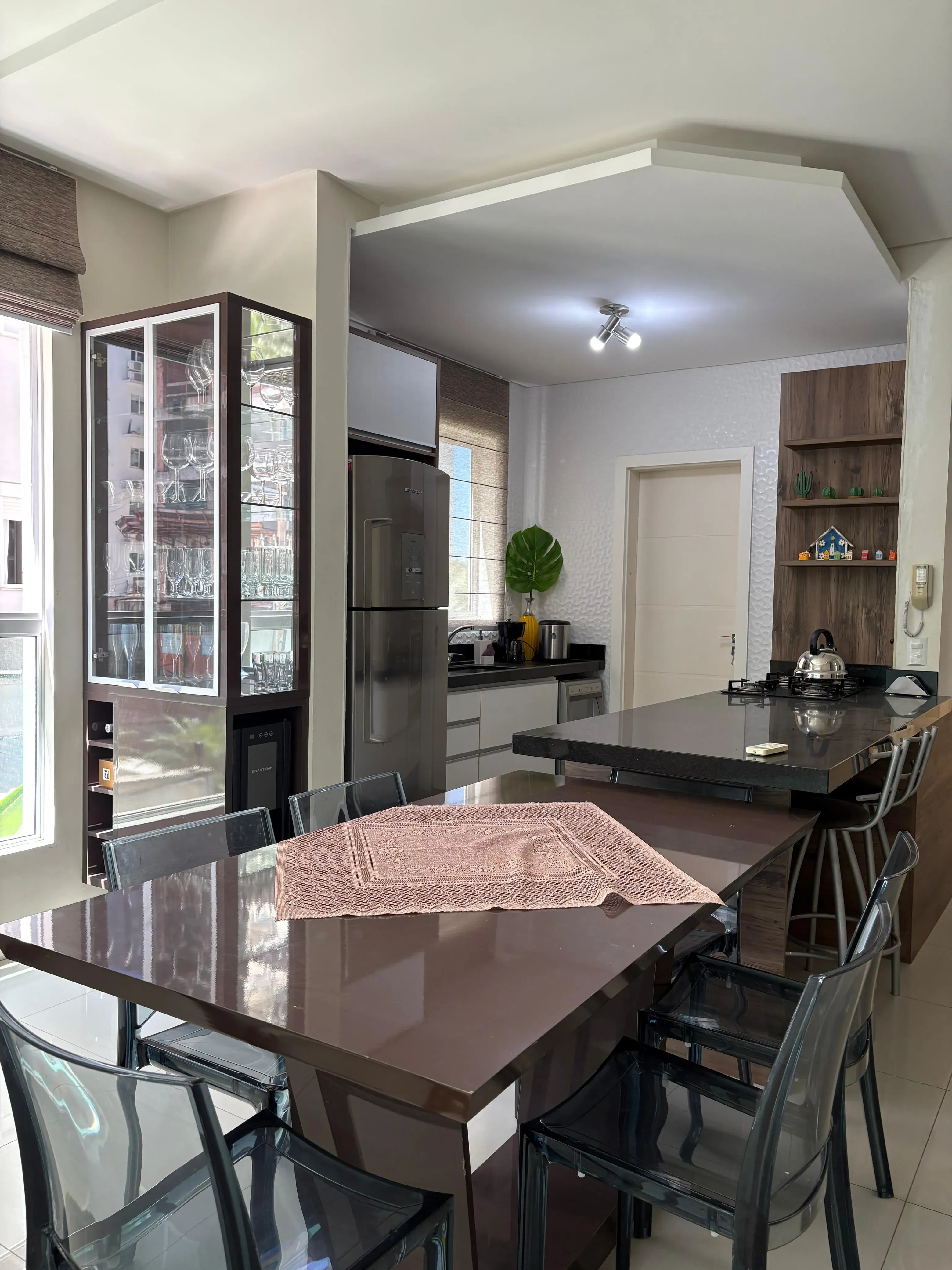 Apartamento mobiliado na Praia Brava com 1 suíte, 2 demi-suítes e 2 vagas de garagem em Itajaí/SC