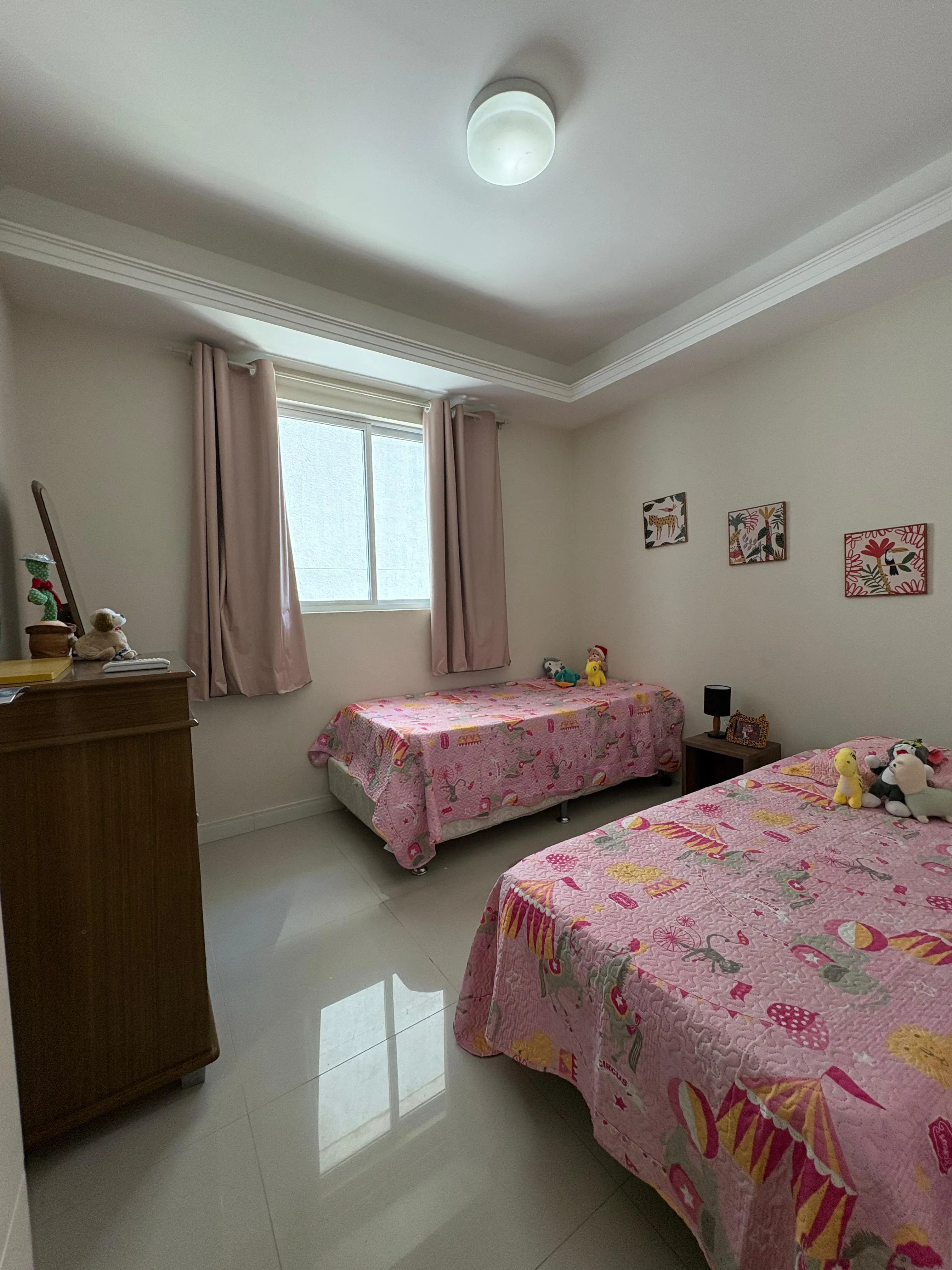 Apartamento mobiliado na Praia Brava com 1 suíte, 2 demi-suítes e 2 vagas de garagem em Itajaí/SC