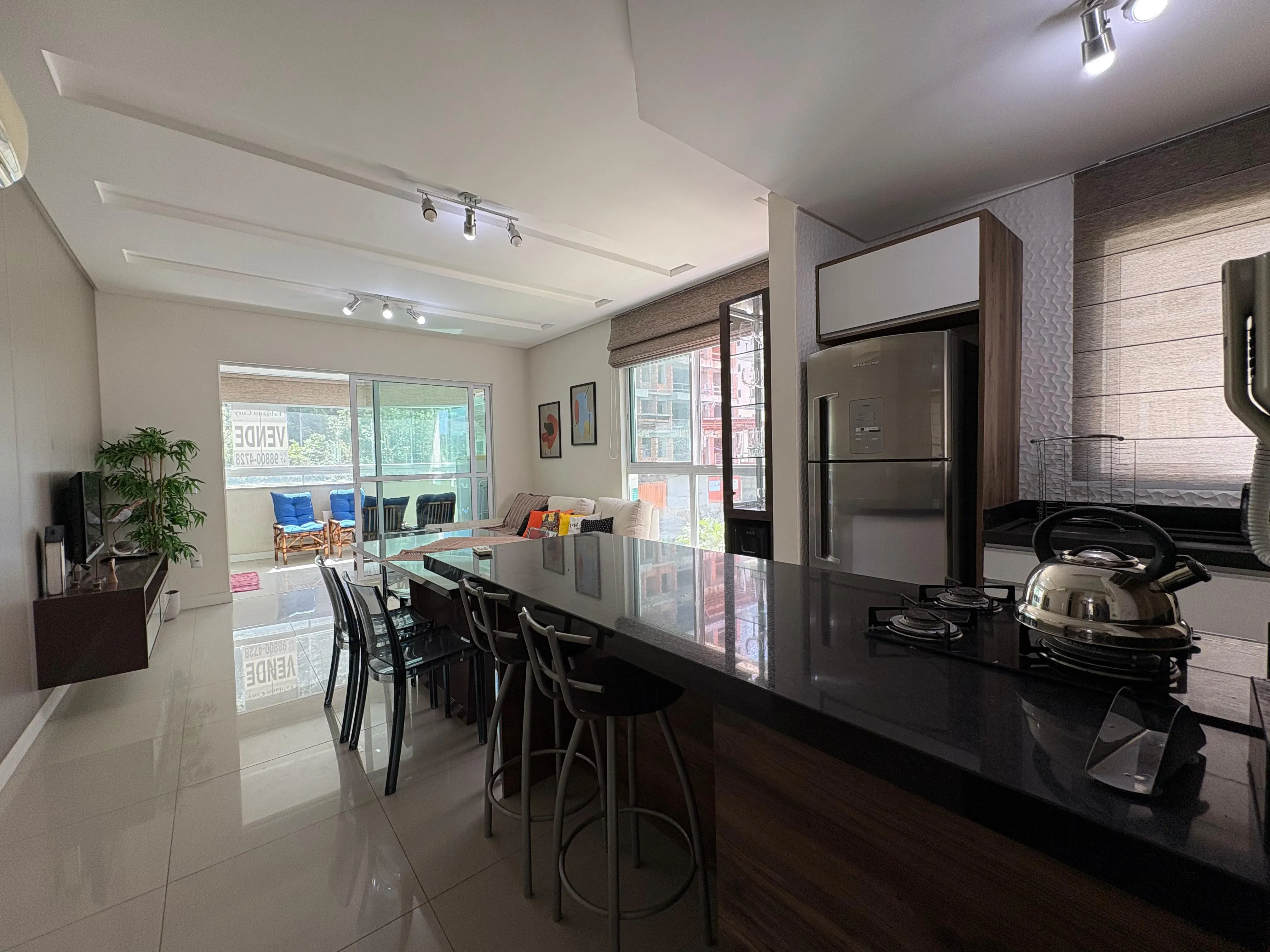 Apartamento mobiliado na Praia Brava com 1 suíte, 2 demi-suítes e 2 vagas de garagem em Itajaí/SC