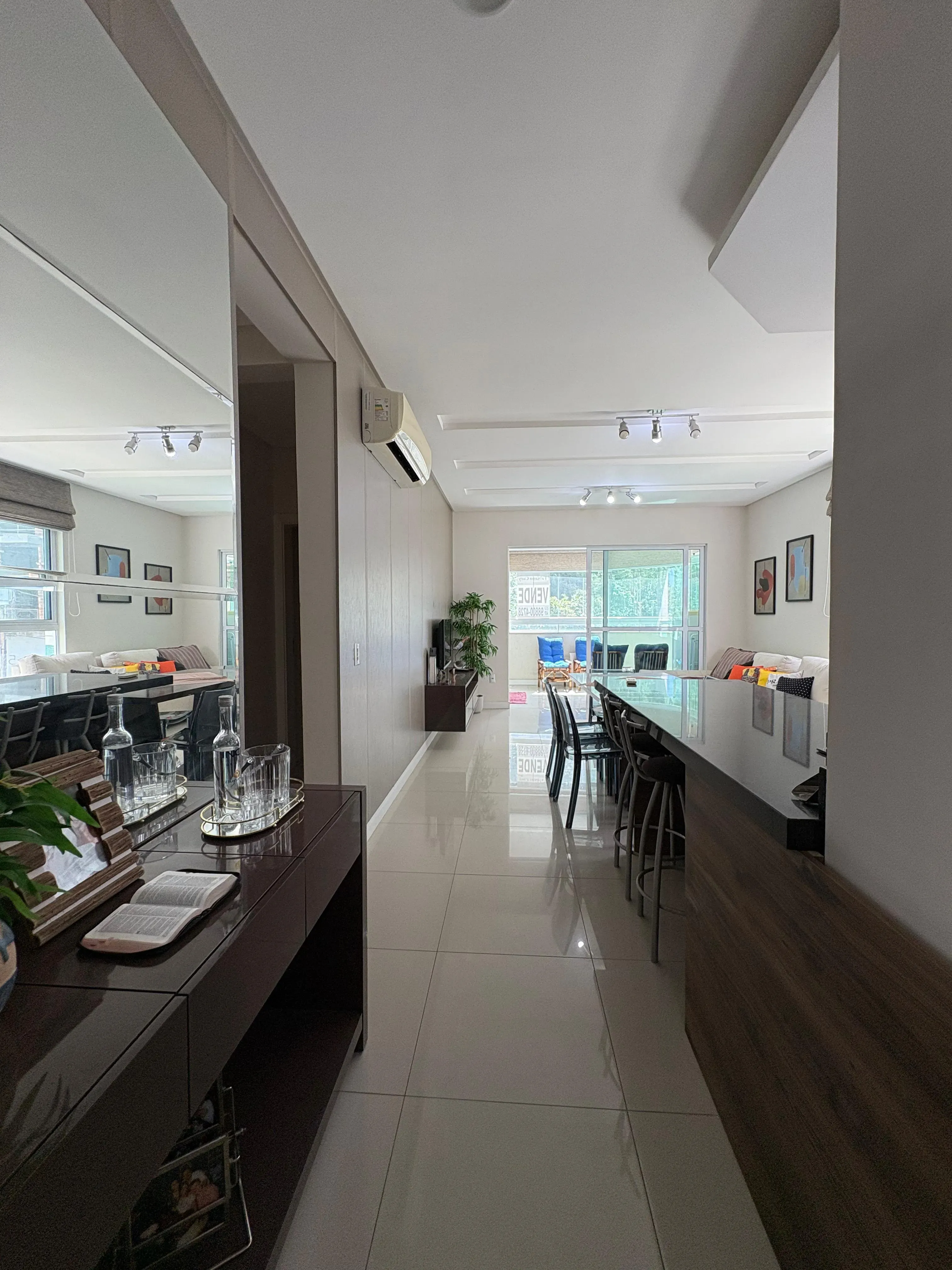 Apartamento mobiliado na Praia Brava com 1 suíte, 2 demi-suítes e 2 vagas de garagem em Itajaí/SC