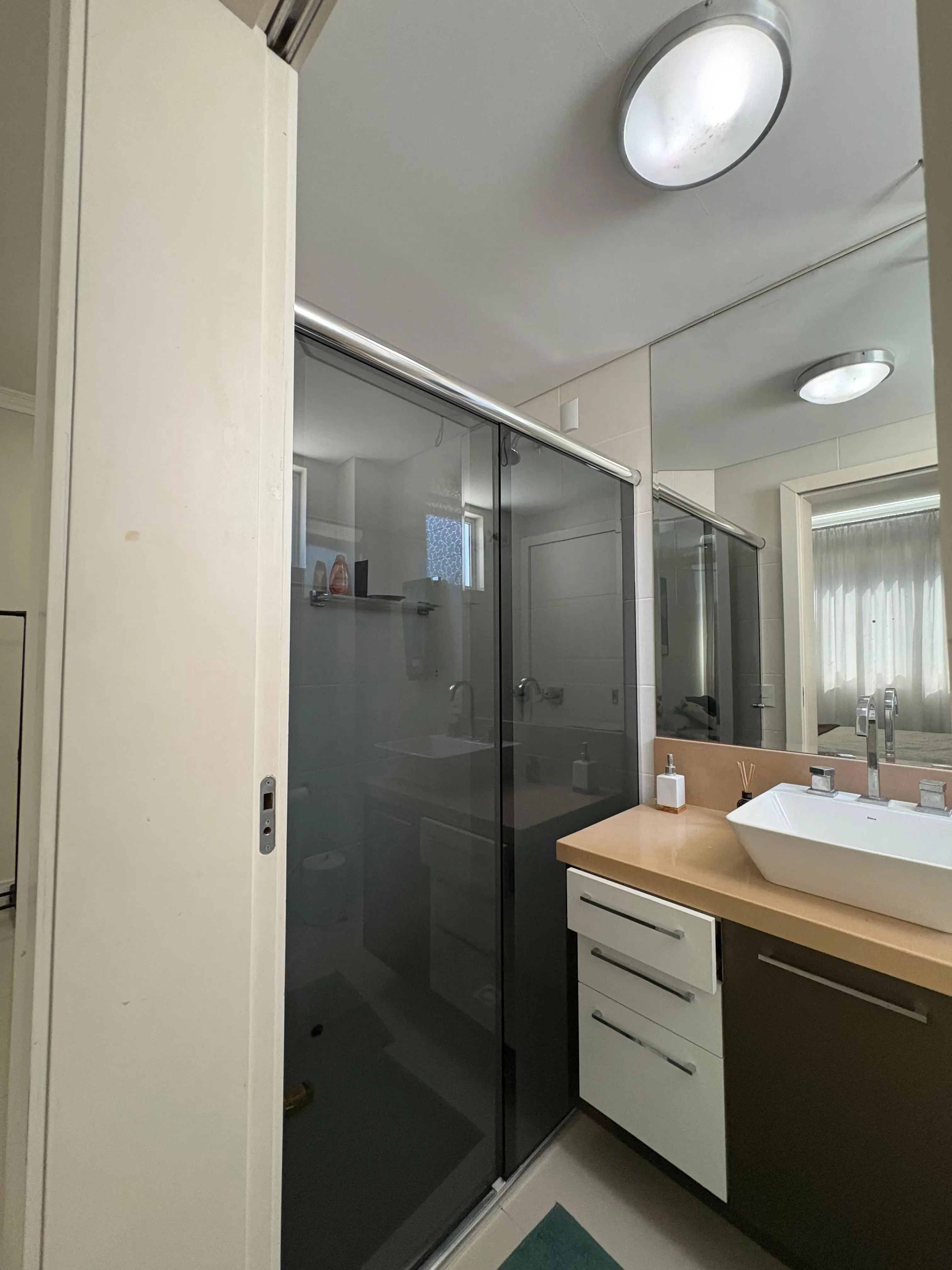 Apartamento mobiliado na Praia Brava com 1 suíte, 2 demi-suítes e 2 vagas de garagem em Itajaí/SC