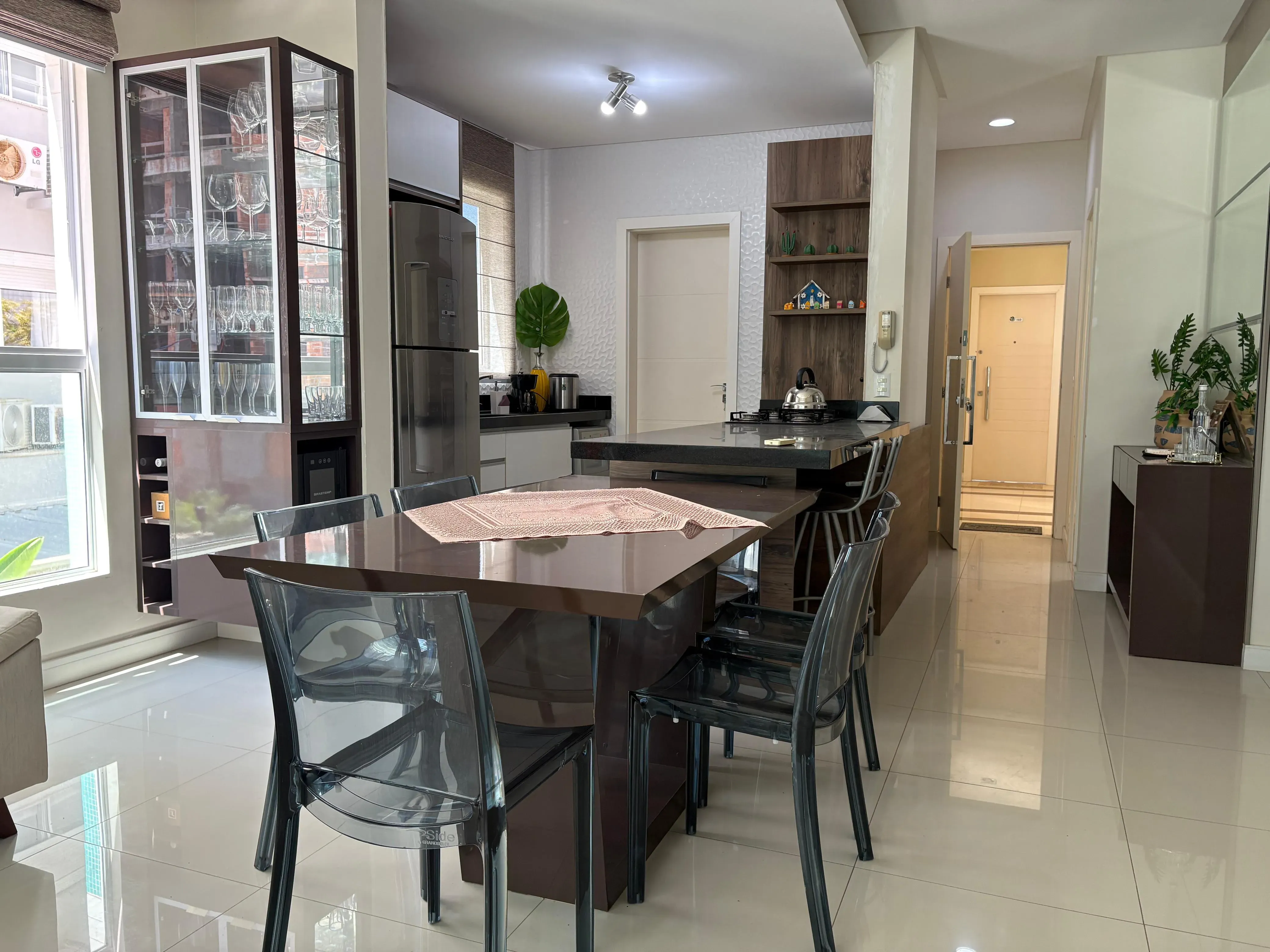 Apartamento mobiliado na Praia Brava com 1 suíte, 2 demi-suítes e 2 vagas de garagem em Itajaí/SC