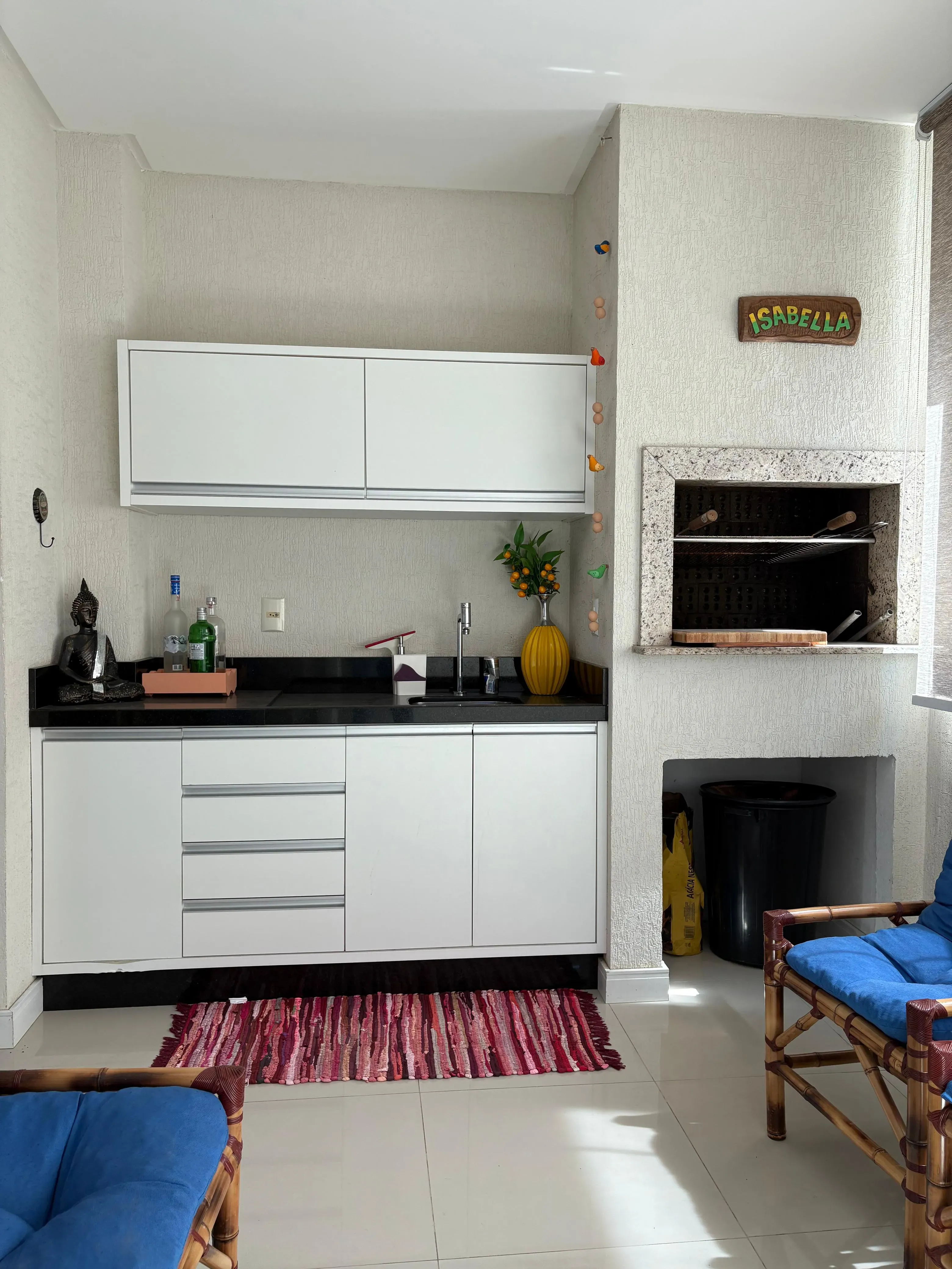 Apartamento mobiliado na Praia Brava com 1 suíte, 2 demi-suítes e 2 vagas de garagem em Itajaí/SC