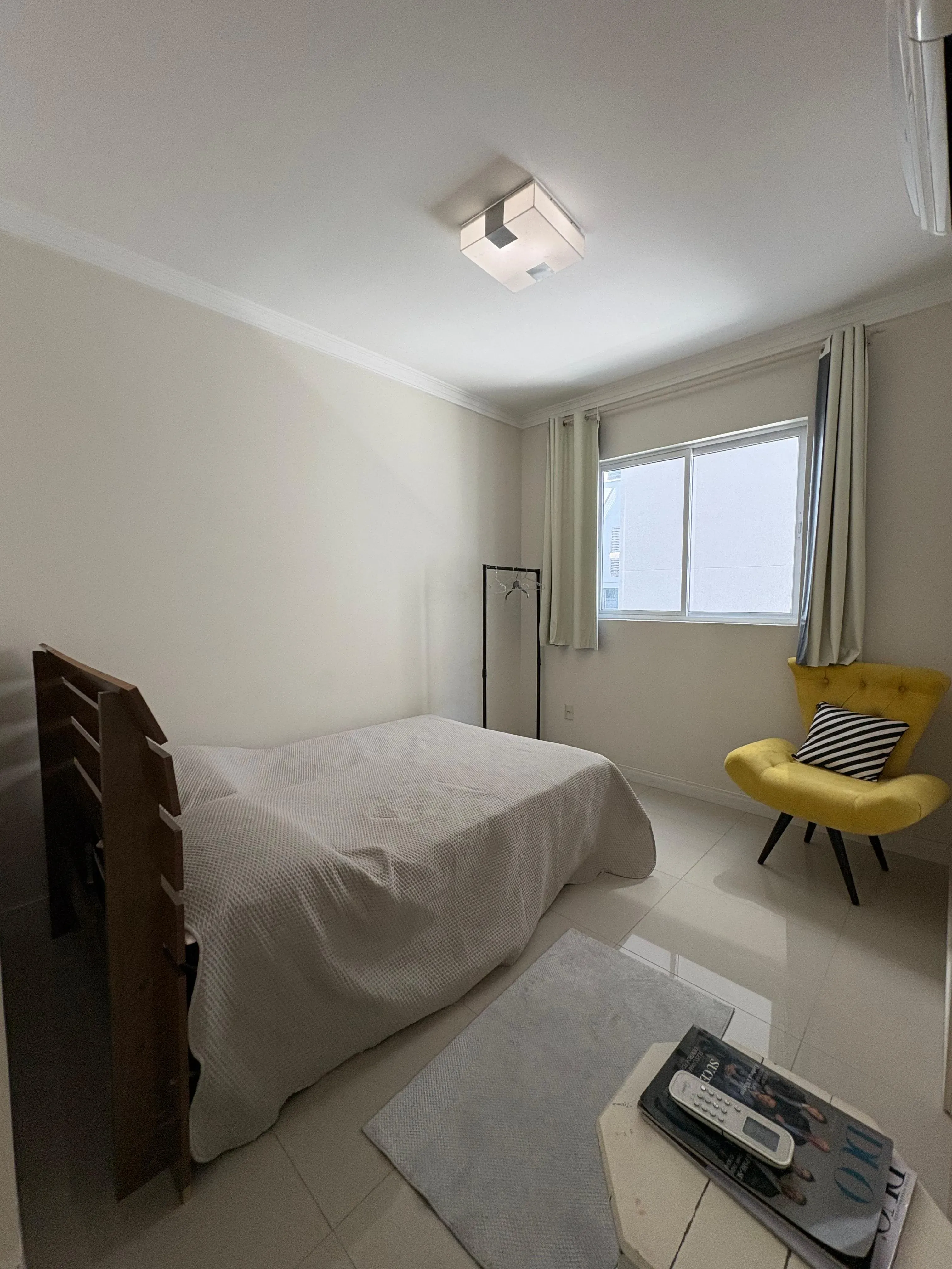 Apartamento mobiliado na Praia Brava com 1 suíte, 2 demi-suítes e 2 vagas de garagem em Itajaí/SC