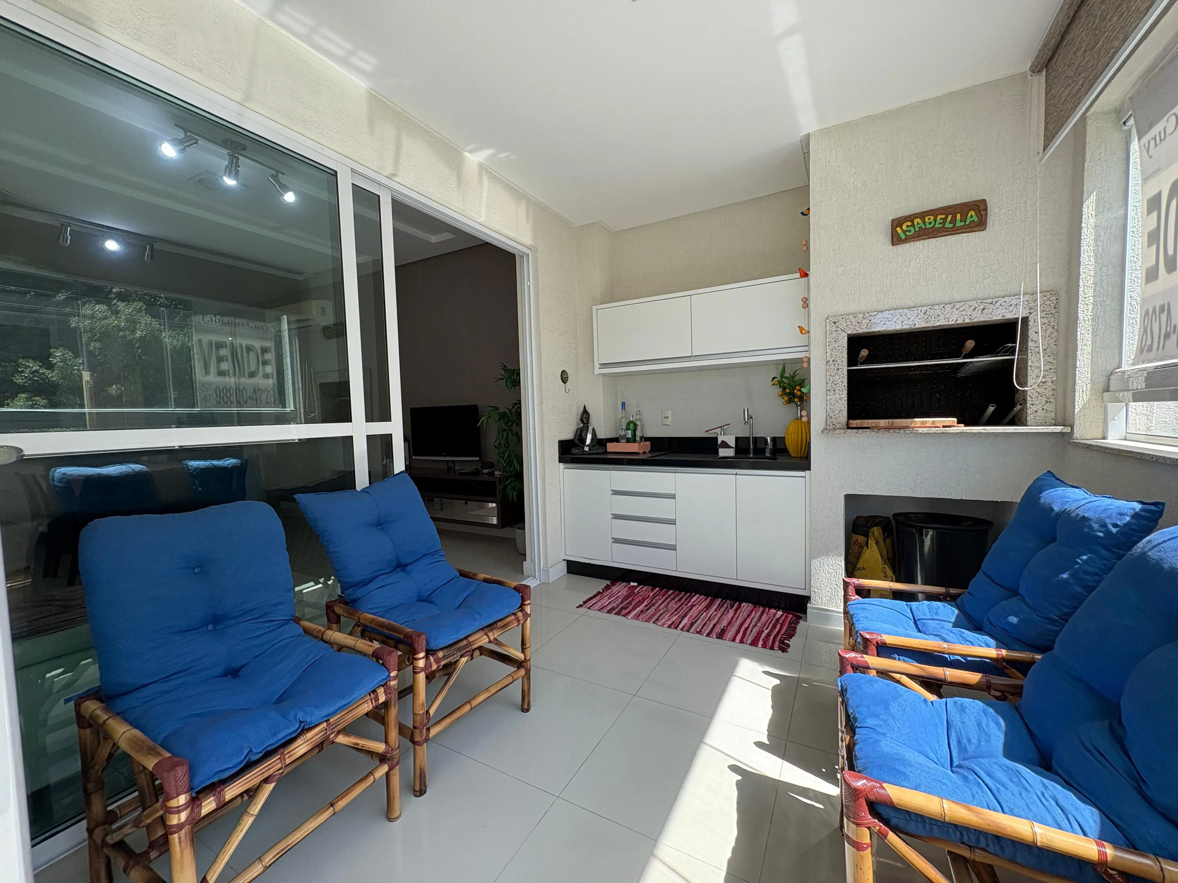 Apartamento mobiliado na Praia Brava com 1 suíte, 2 demi-suítes e 2 vagas de garagem em Itajaí/SC