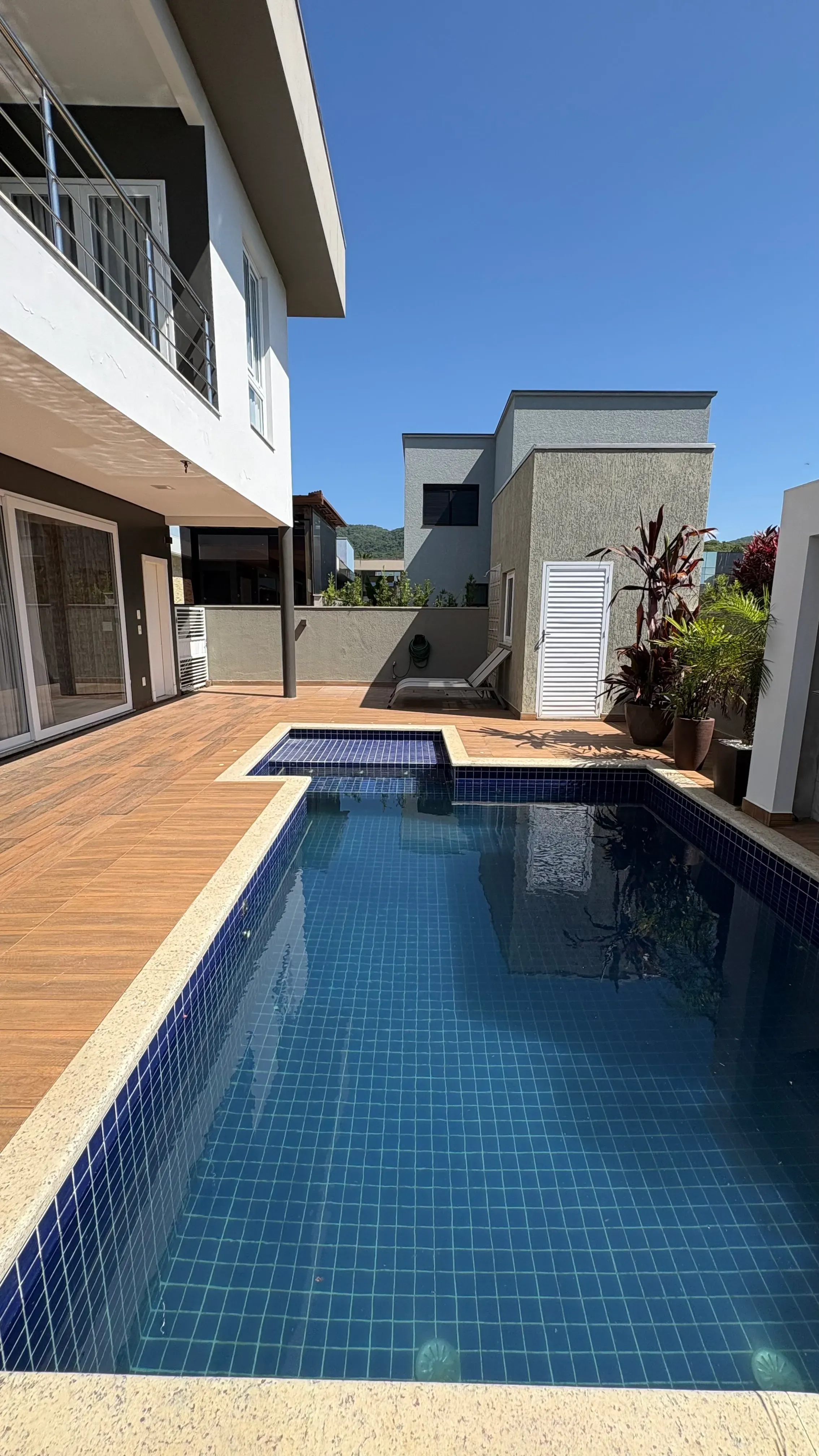 Casa mobiliada no Condomínio Caledônia com 4 dormitórios sendo 3 suítes e 4 vagas em Camboriú